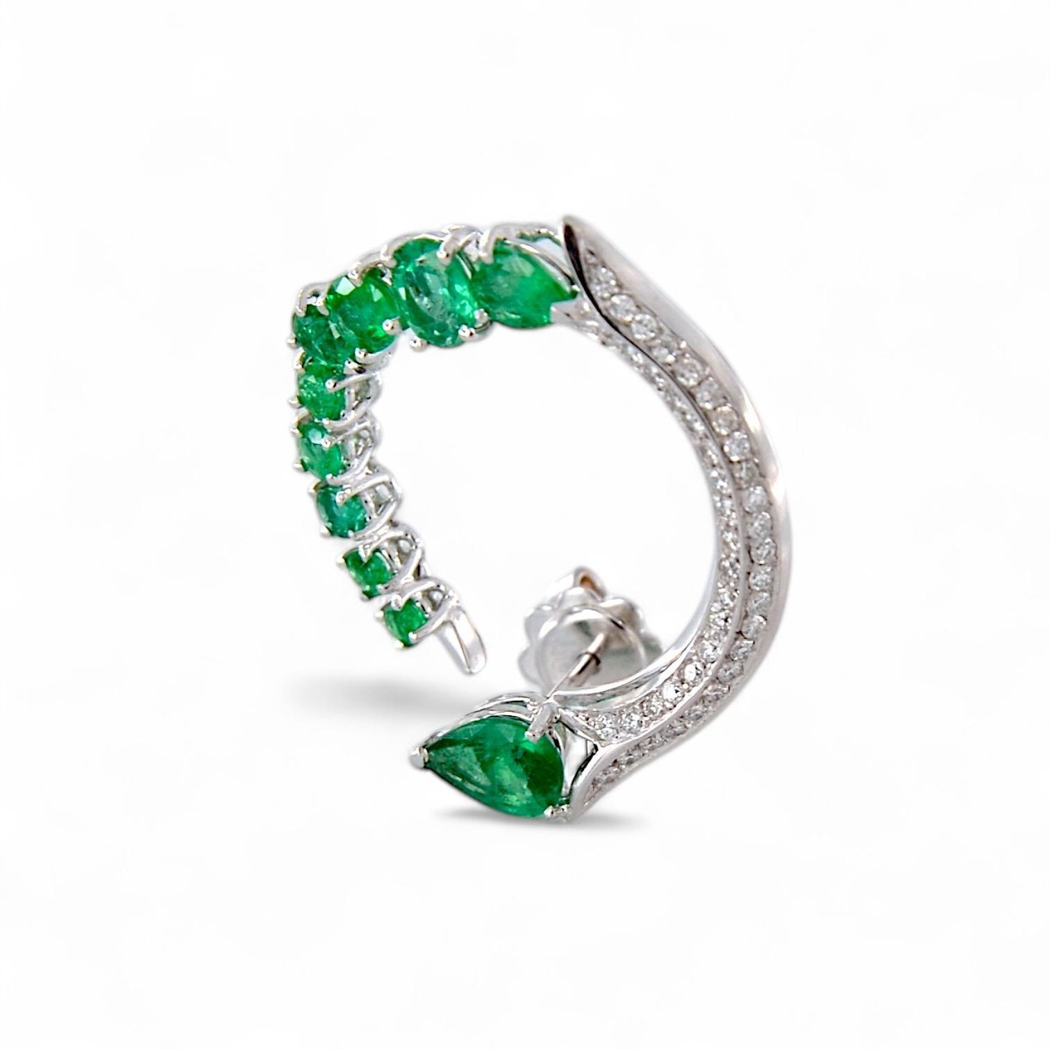 Pendientes de aro de oro blanco de 18 quilates con esmeraldas y diamantes en Nuevo estado para la venta en Vittoria, IT