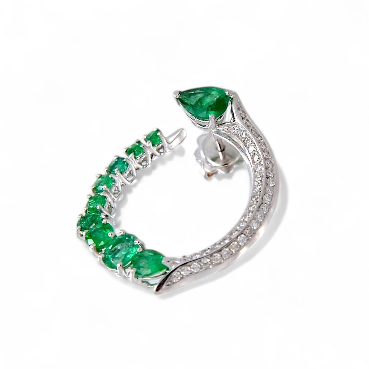 De las mujeres Pendientes de aro de oro blanco de 18 quilates con esmeraldas y diamantes en venta