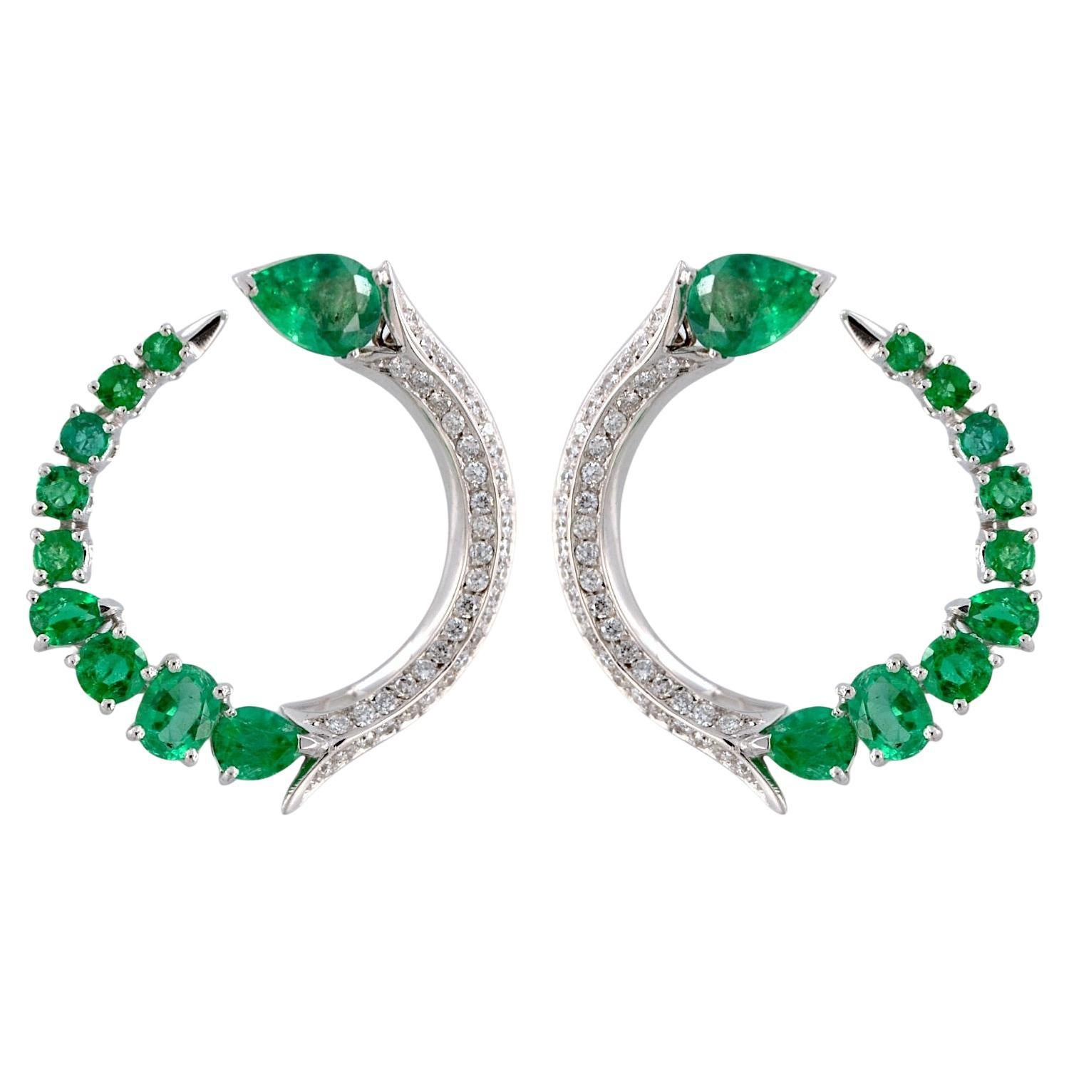 Orecchini cerchio in oro bianco 18Kt con Smeraldi e Diamanti