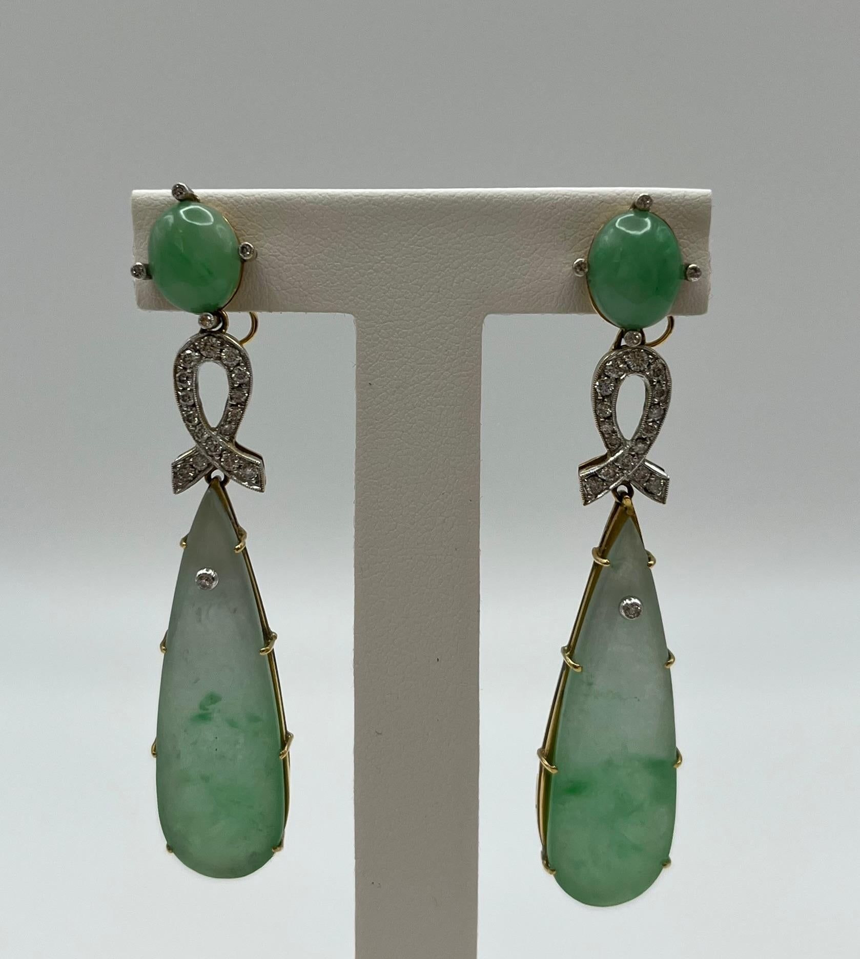 These white and yellow gold chandelier earrings with imperial jade are a true masterpiece of Italian craftsmanship. They feature a circle-cut jade remaining on the earlobe, set in an 18 kt. 750/00 yellow gold setting with natural brilliant-cut