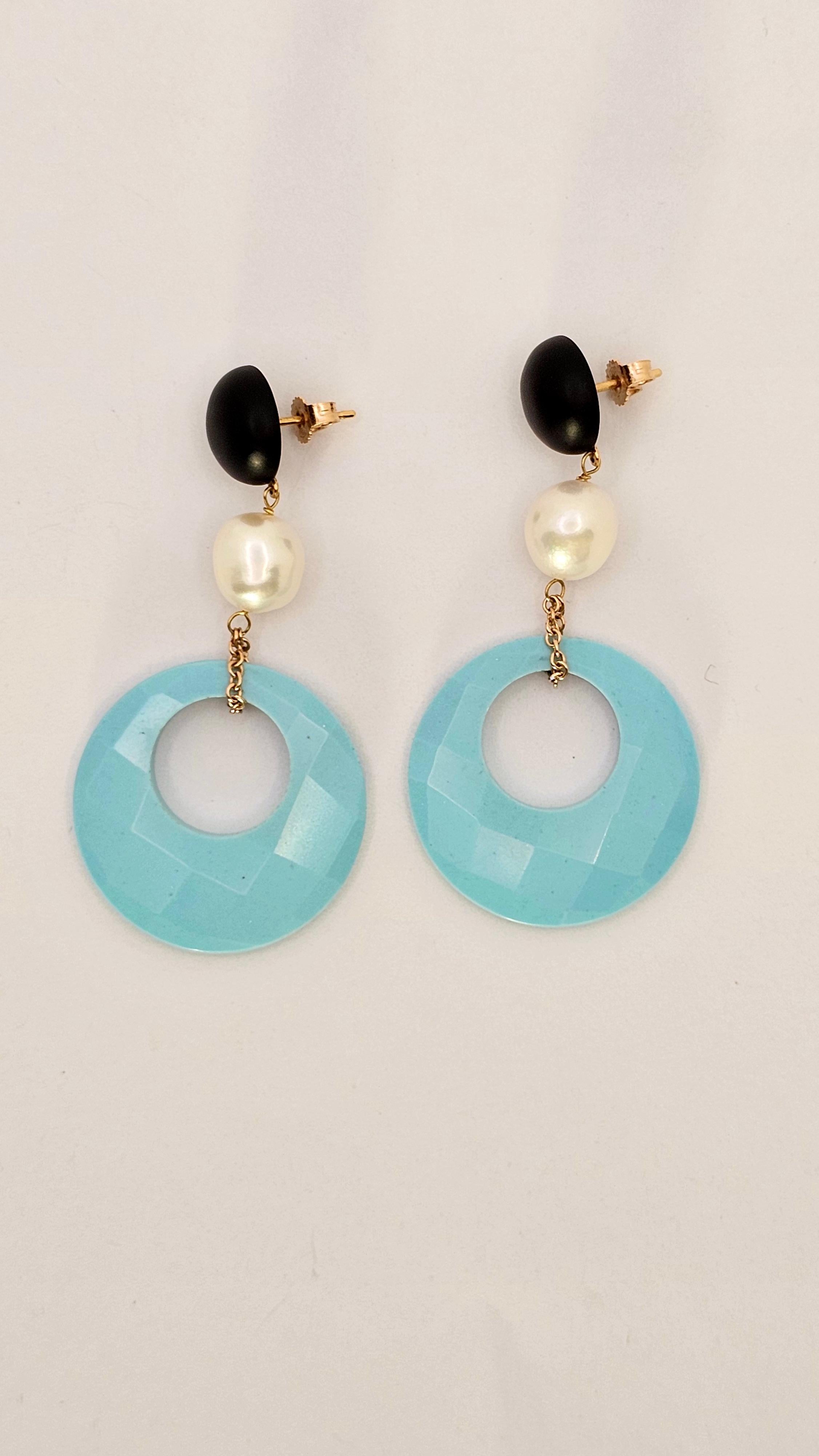 A jewel of 1960s design.
These earrings are made in three parts.
The upper, button-shaped part is made of jade with a diameter of 12 mm, the middle part is a white freshwater pearl with a diameter of 95 mm, and the lower part is an open turquoise