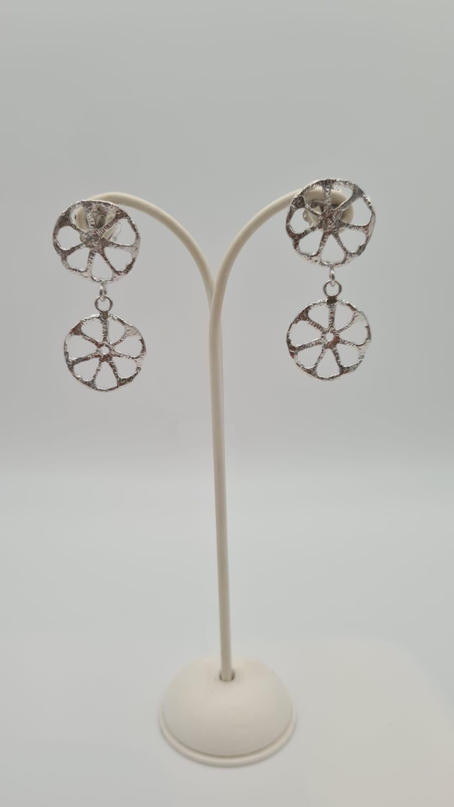 Collection de disques perforés préhistoriques Boucles d'oreilles.
fabriqué à la main selon l'ancienne technique de la cire perdue ou du moulage à la cire perdue, en argent sterling 925 plaqué de rhodium et de palladium.
Ces boucles d'oreilles