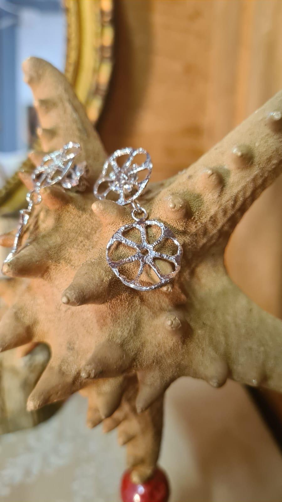 Boucles d'oreilles collection disques perforés préhistoriques en vente 1