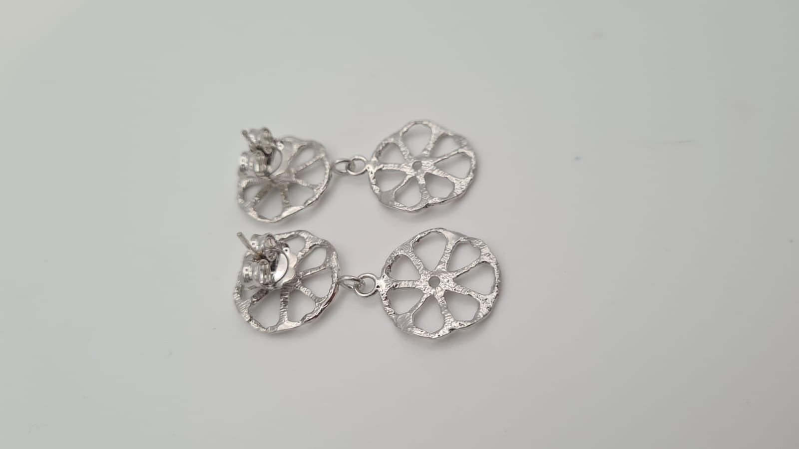 Boucles d'oreilles collection disques perforés préhistoriques en vente 2