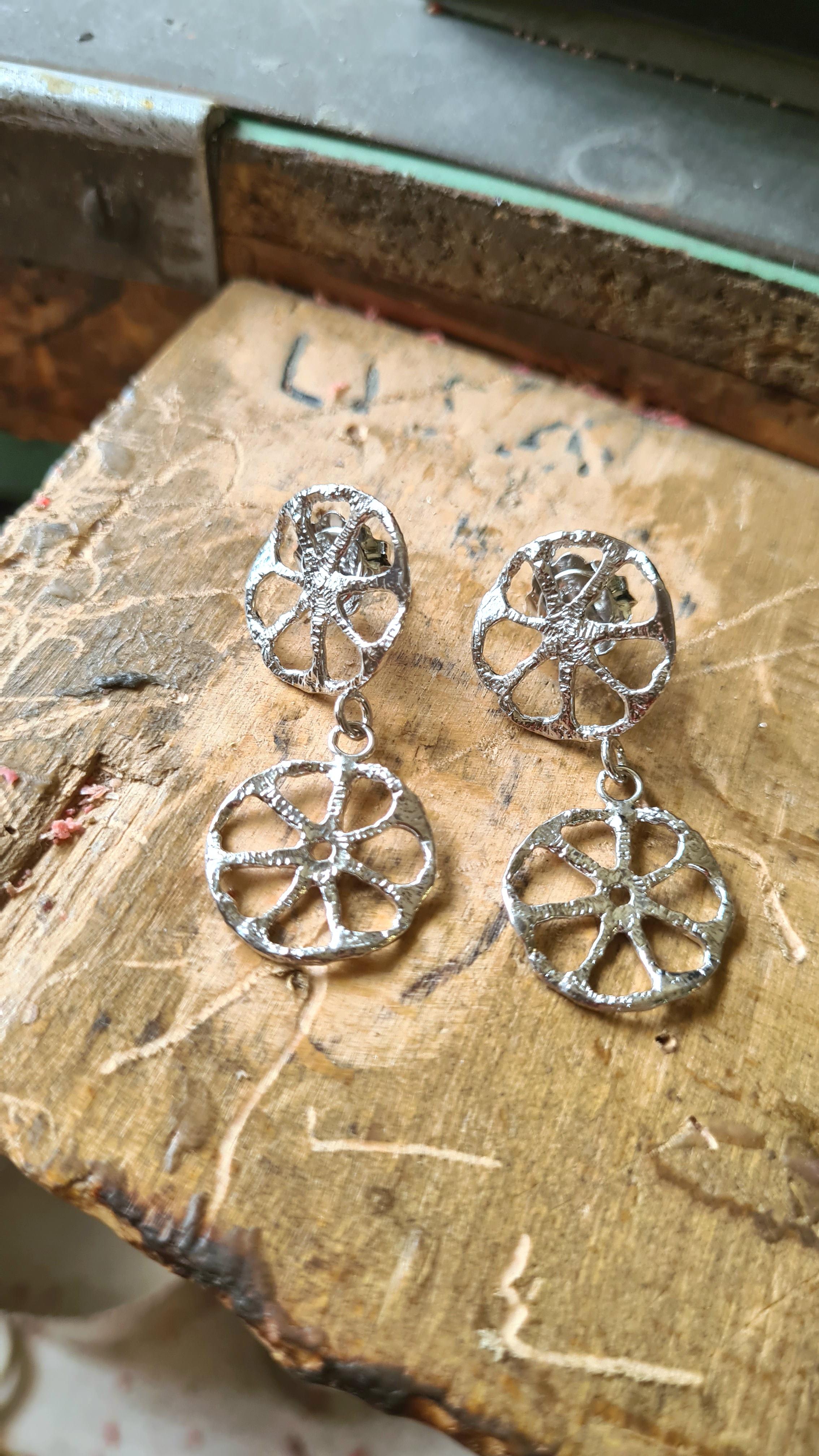 Boucles d'oreilles collection disques perforés préhistoriques en vente 4