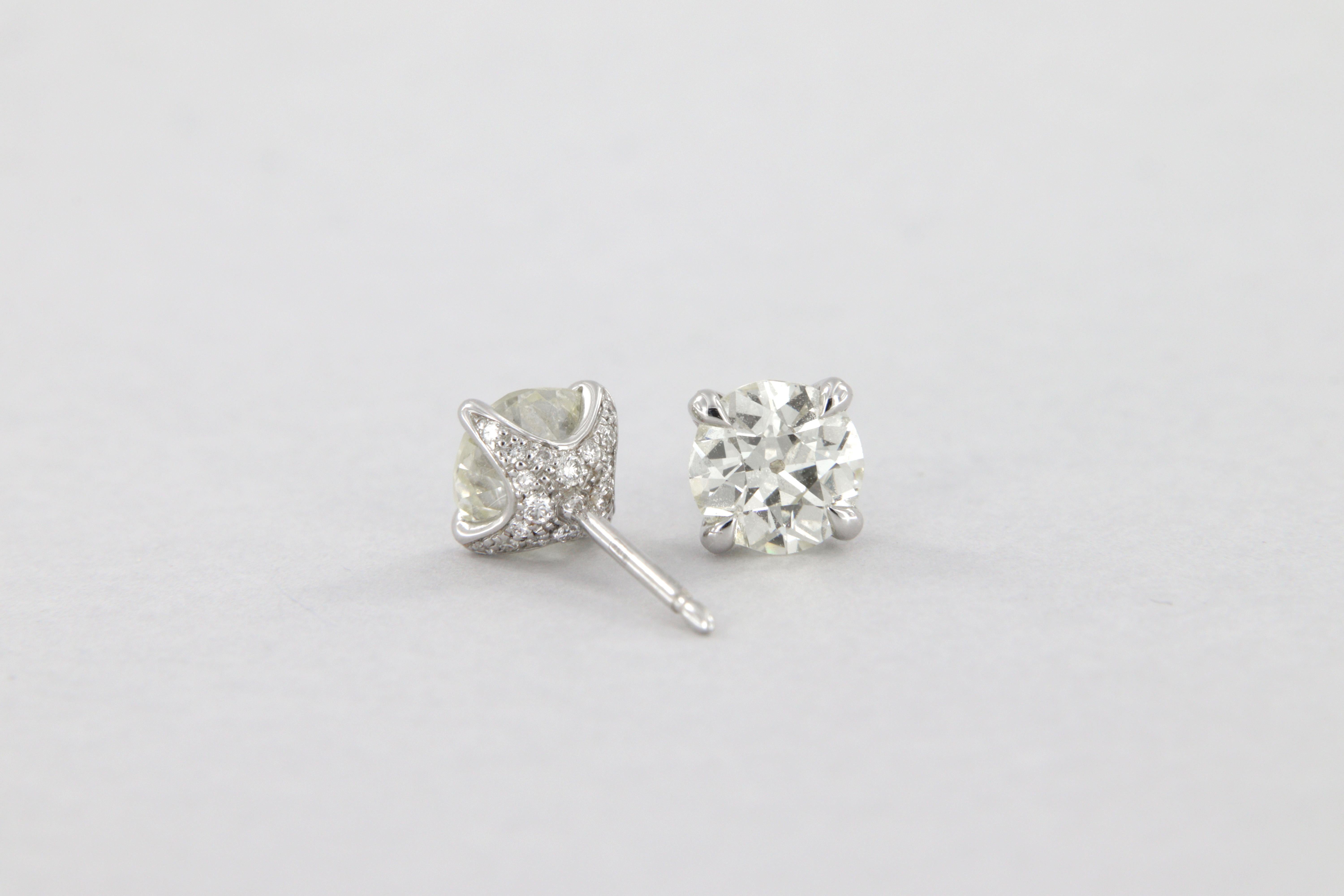 Boucles d'oreilles  or 18k avec des diamants européens de taille ancienne pesant un total de 2,21 carats. Un diamant de 1,07 carat, pureté VS2, couleur O-P avec certificat GIA 7426580522. Un diamant de 1,14 carat, pureté VS1, couleur Q-R avec