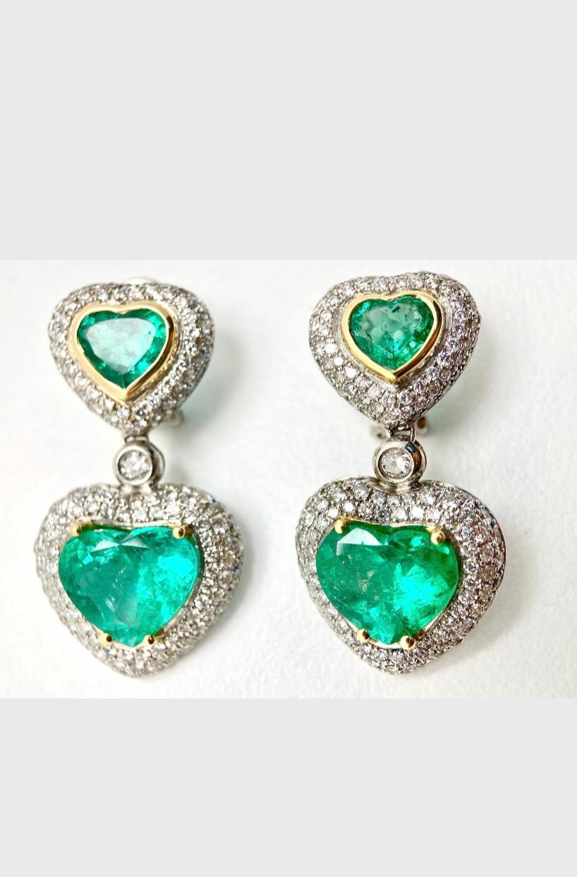 Orecchini con smeraldi a cuore e diamanti in oro 18 carati in vendita 1