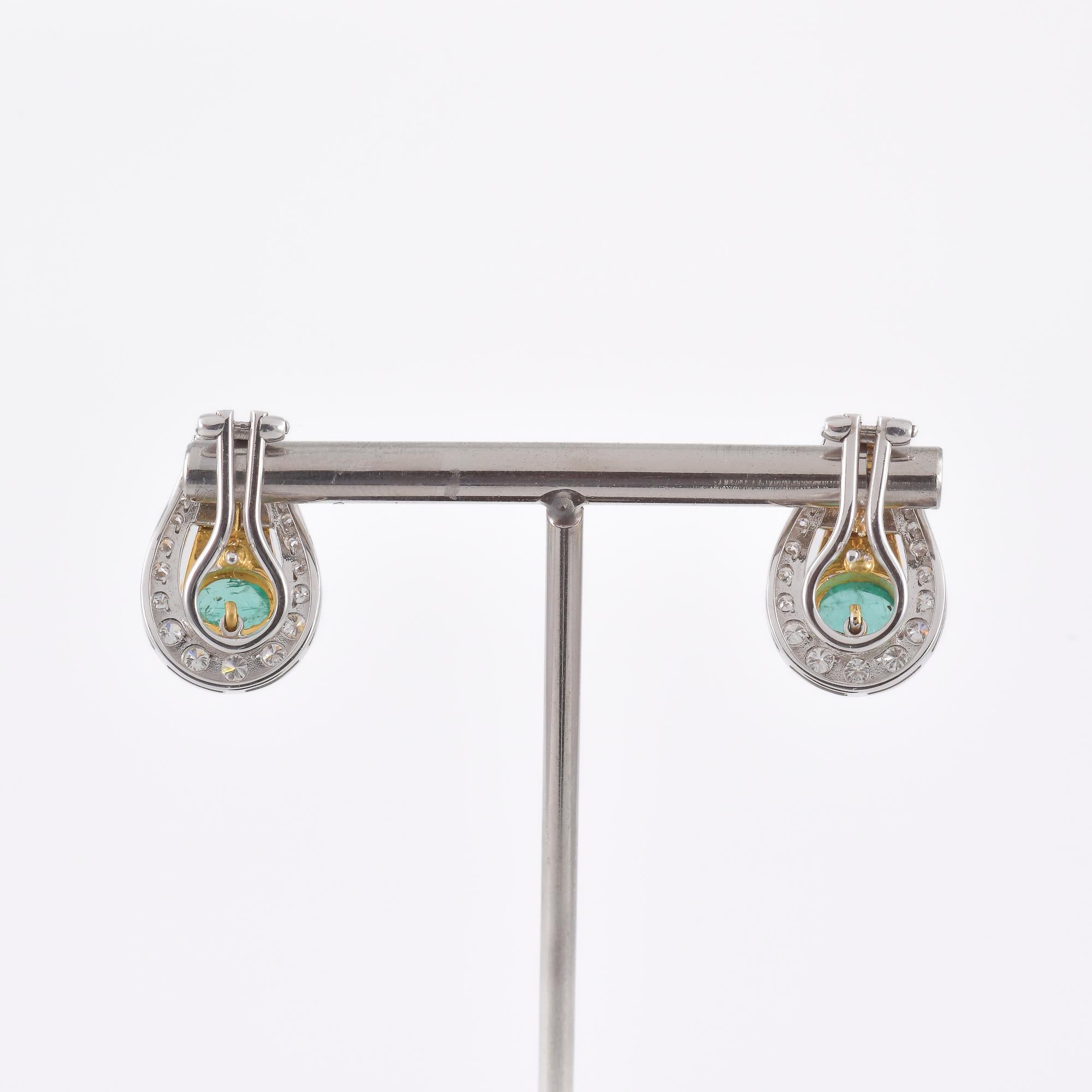 Paio di orecchini in oro giallo e bianco 18k (750/1000) , ciascuno realizzato a lobo con perno tenuto fermo da una clip . Gli orecchini sono decorati con due cabochon di Smeraldo  e Brillanti.
Il peso complessivo è di grammi 10,82. La descrizione