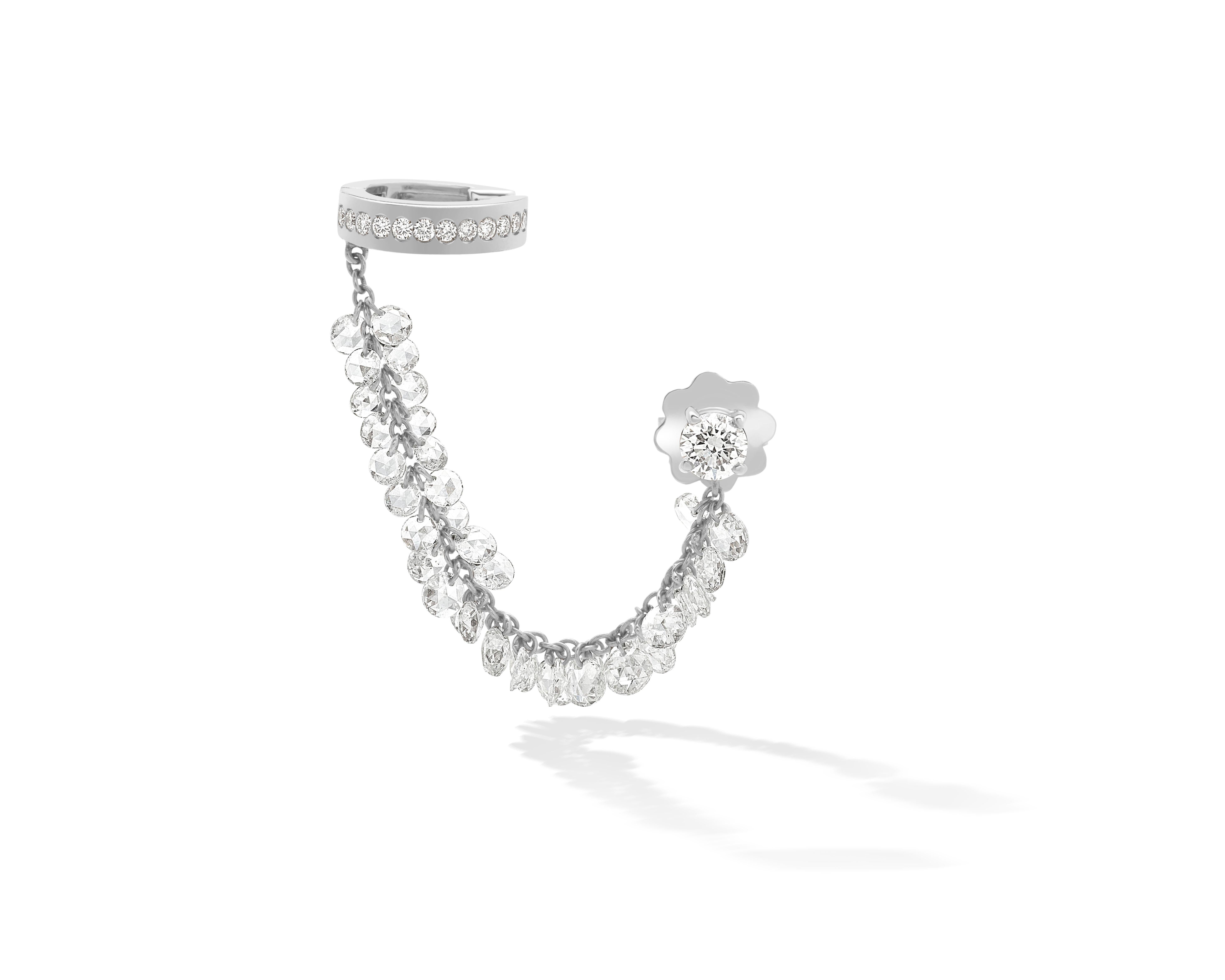 The COSTELLATION collection expresses a cultured and discreet personality.
Rose-cut diamonds come together to design a collection of great aesthetic linearity, rejecting all excess, in pursuit of absolute lightness. Diamonds are ideally suspended