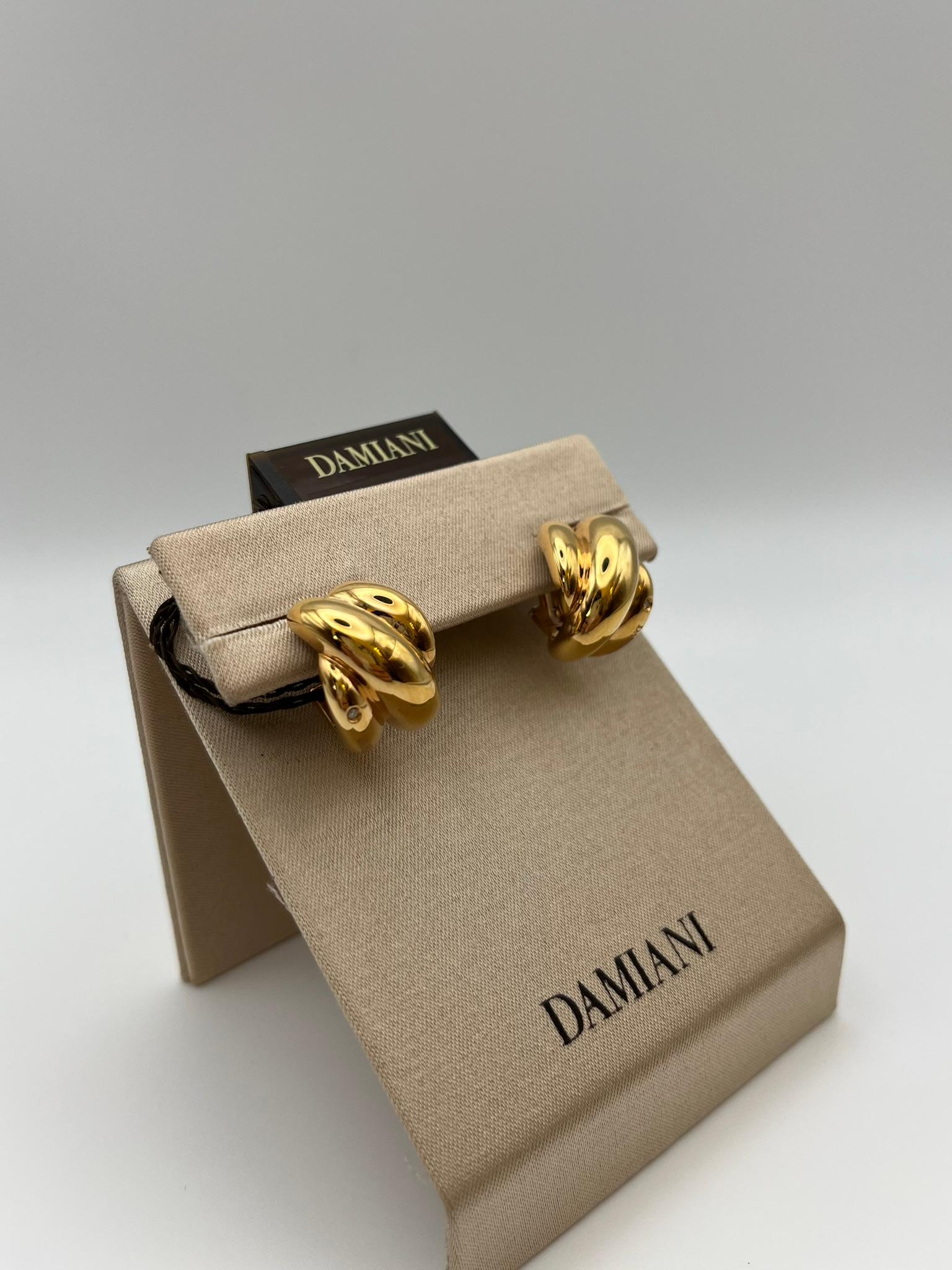 Orecchini Damiani collezione Gomitolo in oro rosa 18 kt. con diamanti taglio a brillante di peso complessivo di 0,02 ct., le fascette intrecciate richiamano la figura di un gomitolo. Design ideato negli anni '80. Sono stati prodotti in Italia, a