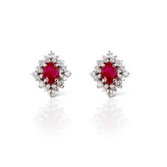 Blumenohrringe aus 18kt Weißgold mit 2,03 kt Rubinen und 1,19 kt Diamanten