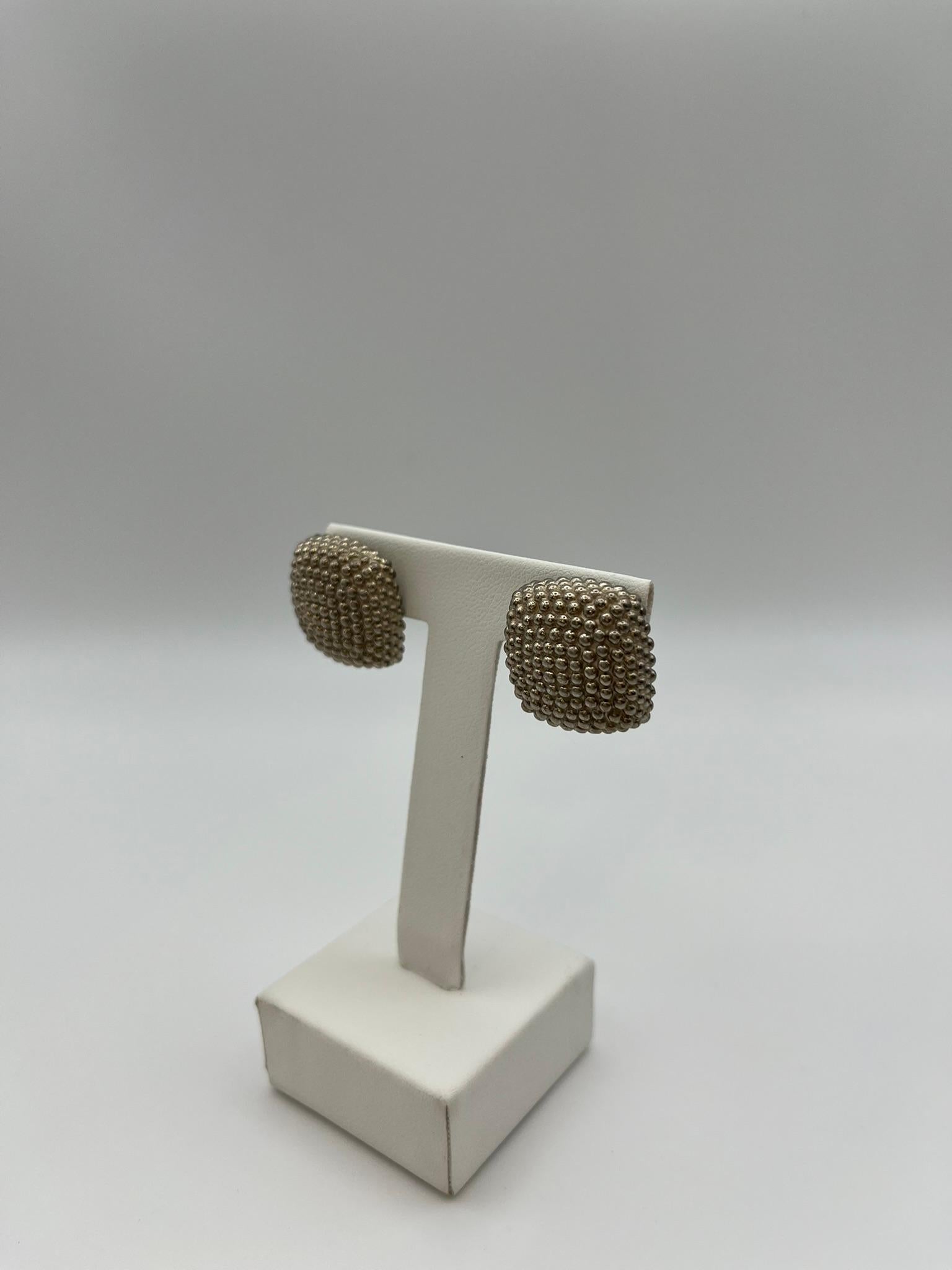 Pendientes cuadrados Fope con clip y tachuela, en plata de ley (o 925). Fabricados en Italia, presentan una especial elaboración granulada que les confiere un diseño moderno y refinado. Gracias al clip, permanecen adheridas al lóbulo de la oreja, el