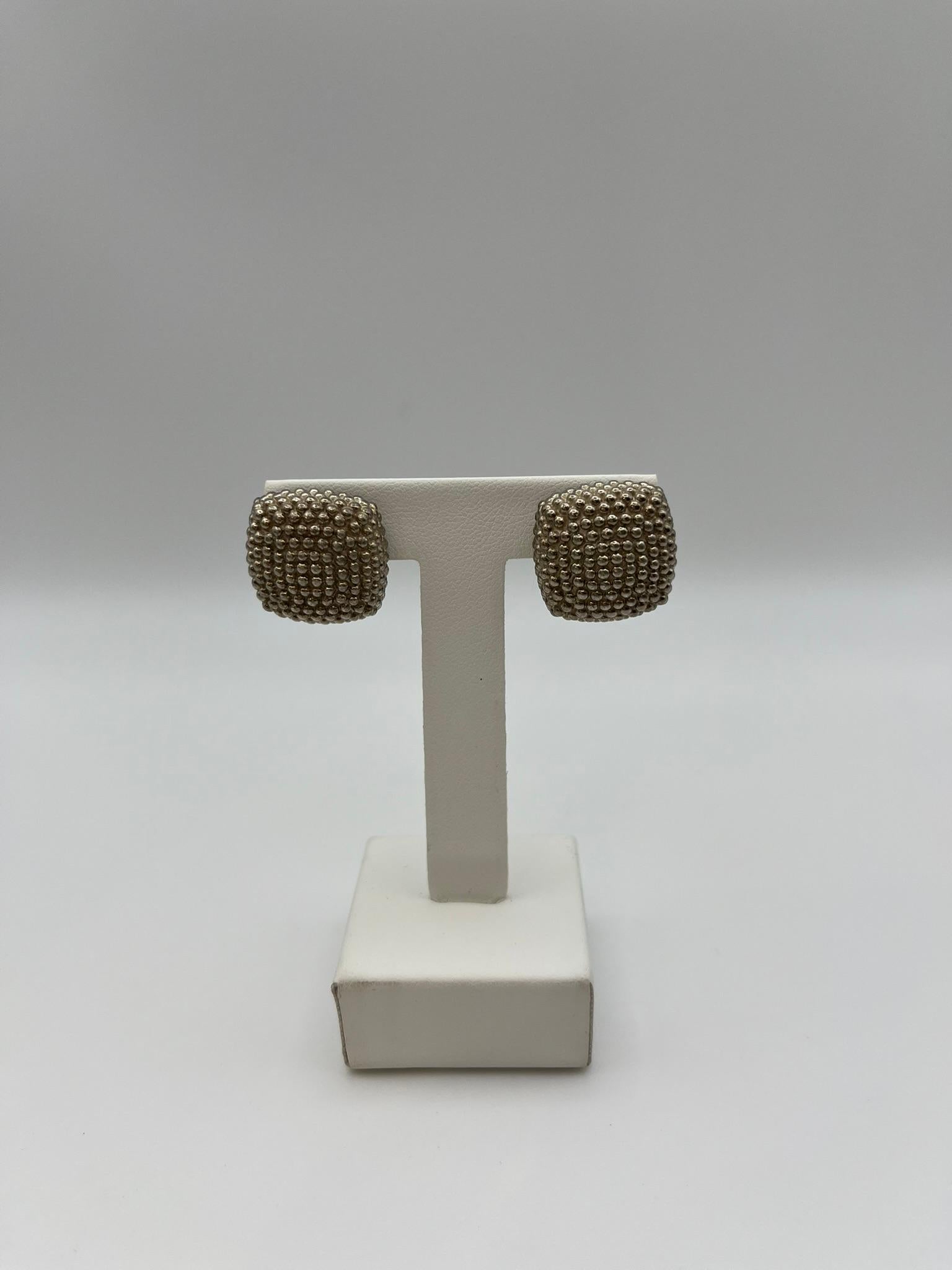 Boucles d'oreilles Fope carrées avec clip et clou, en argent Sterling (ou 925). Fabriquées en Italie, elles présentent une finition grainée spéciale qui leur confère un design moderne et raffiné. Grâce au clip, ils restent collés au lobe de