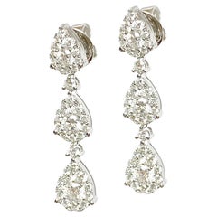 18 kt white gold drop earrings with central 1.45 carat diamonds 