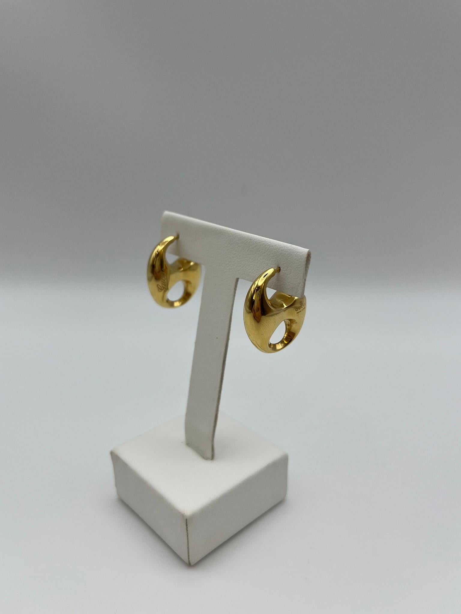 Modern Gucci Lido collection earrings in 18k yellow gold For Sale