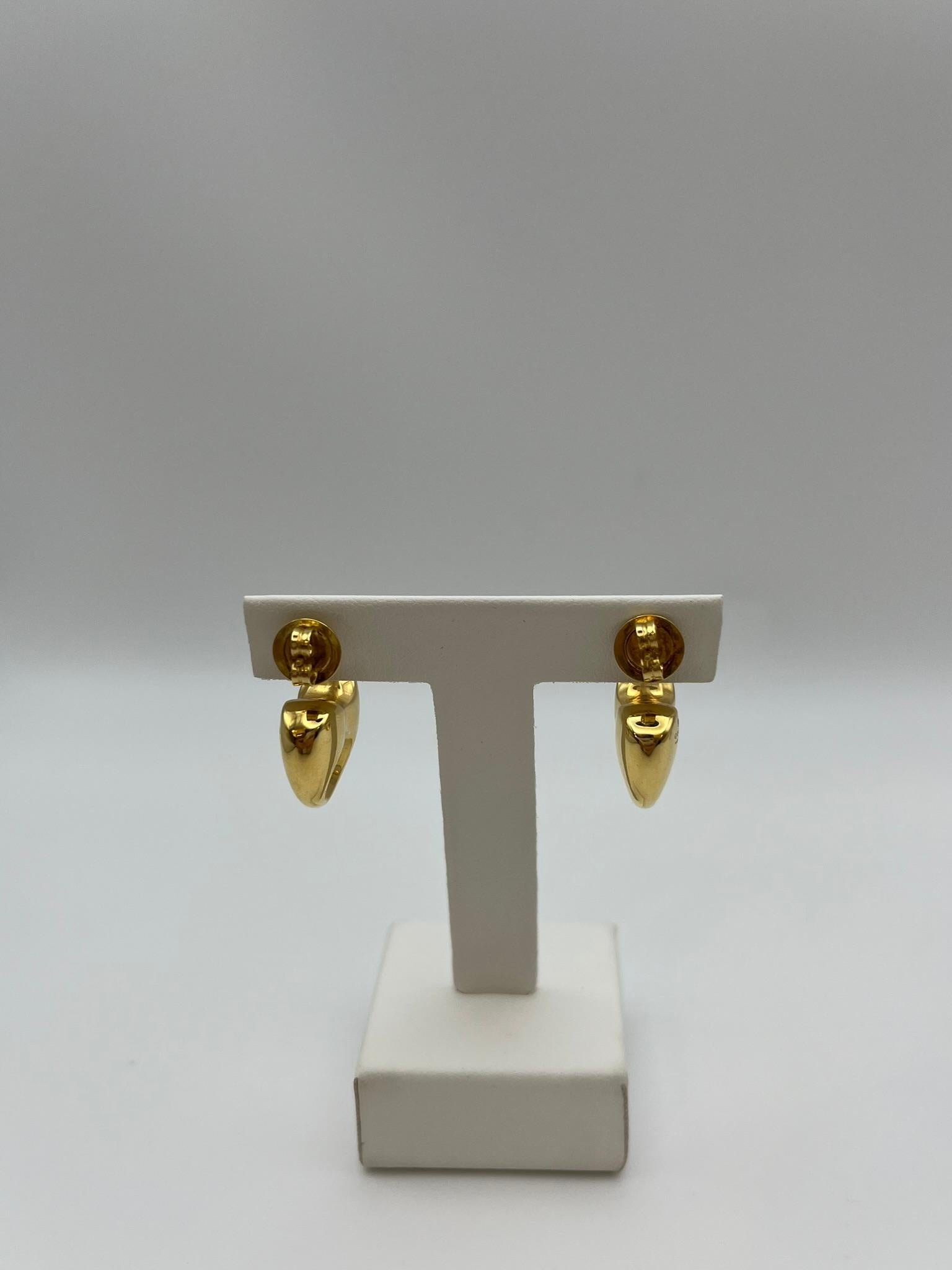 Women's or Men's Gucci Lido collection earrings in 18k yellow gold For Sale