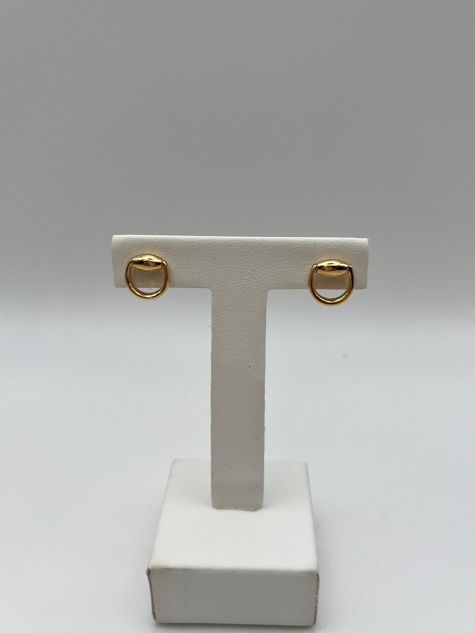 Preciosos pendientes de Gucci pertenecientes a la famosa colección Horsebit. Se fabricaron en Italia, íntegramente en oro rosa de 18 quilates, con un peso total de 4,3 gramos. El cierre es un clásico cierre de mariposa, ligero y seguro, con una