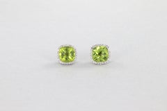 Orecchini halo con peridoti carati 3.10 e diamanti in oro bianco