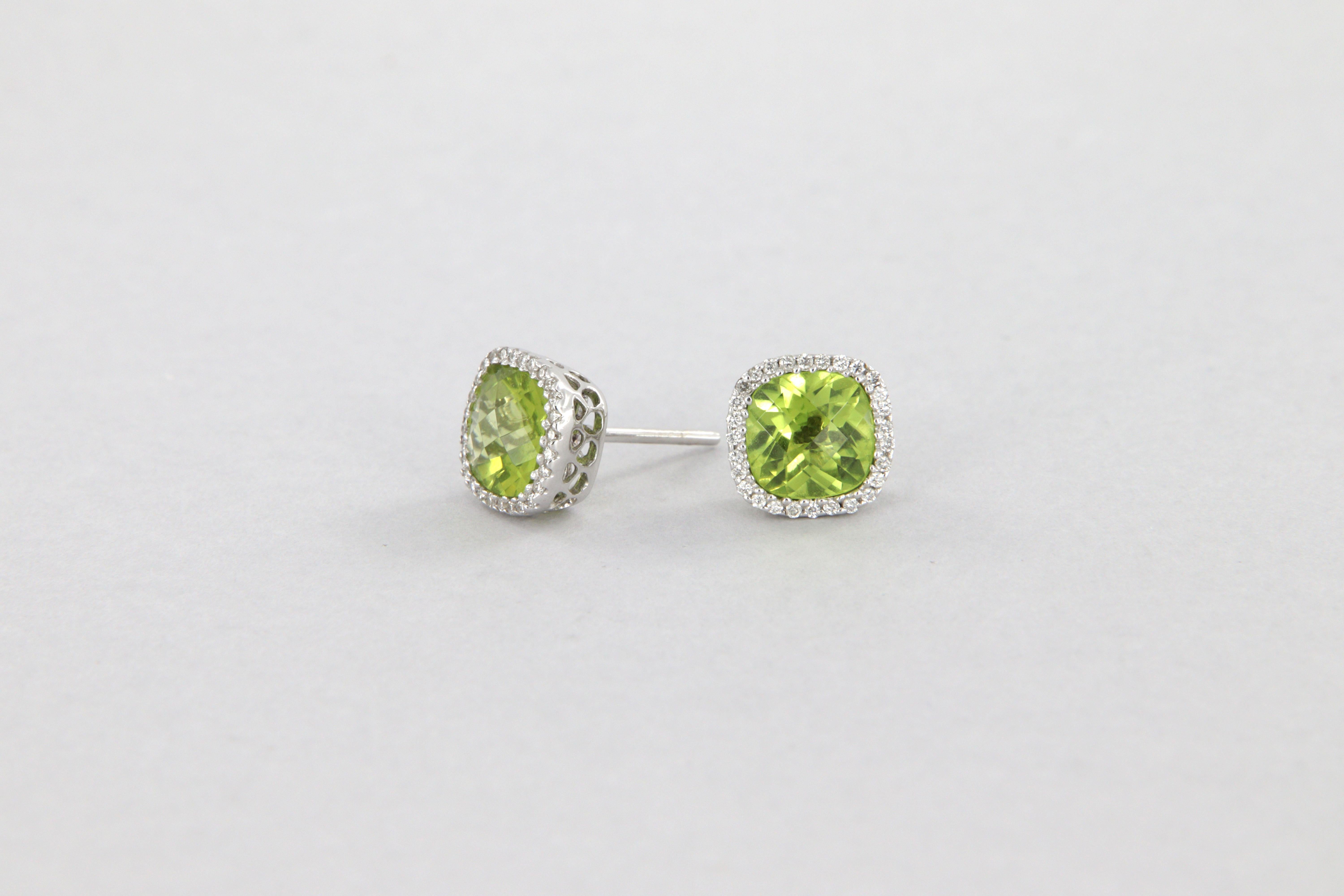 Modern Orecchini halo con peridoti carati 3.10 e diamanti in oro bianco For Sale