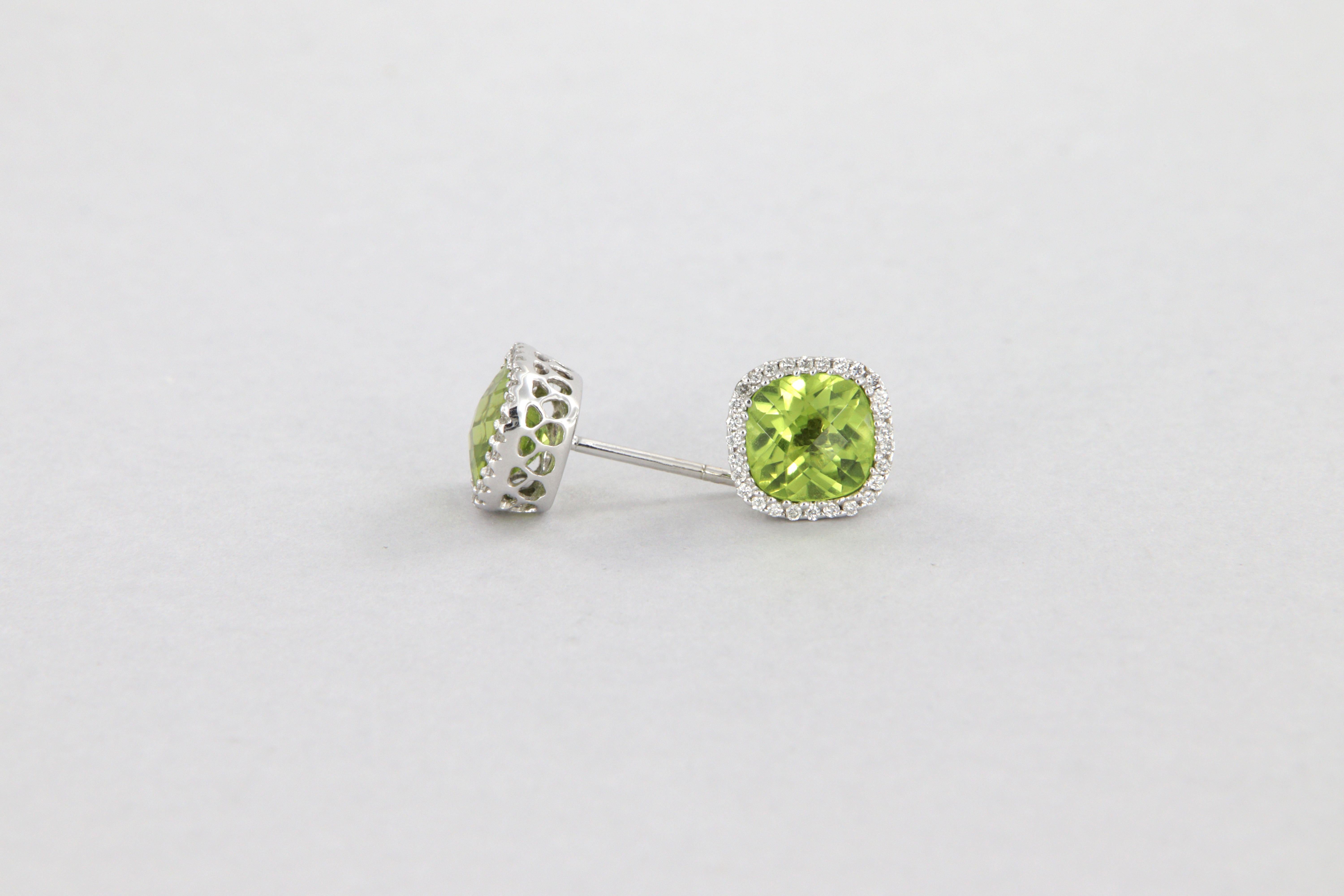 Cushion Cut Orecchini halo con peridoti carati 3.10 e diamanti in oro bianco For Sale