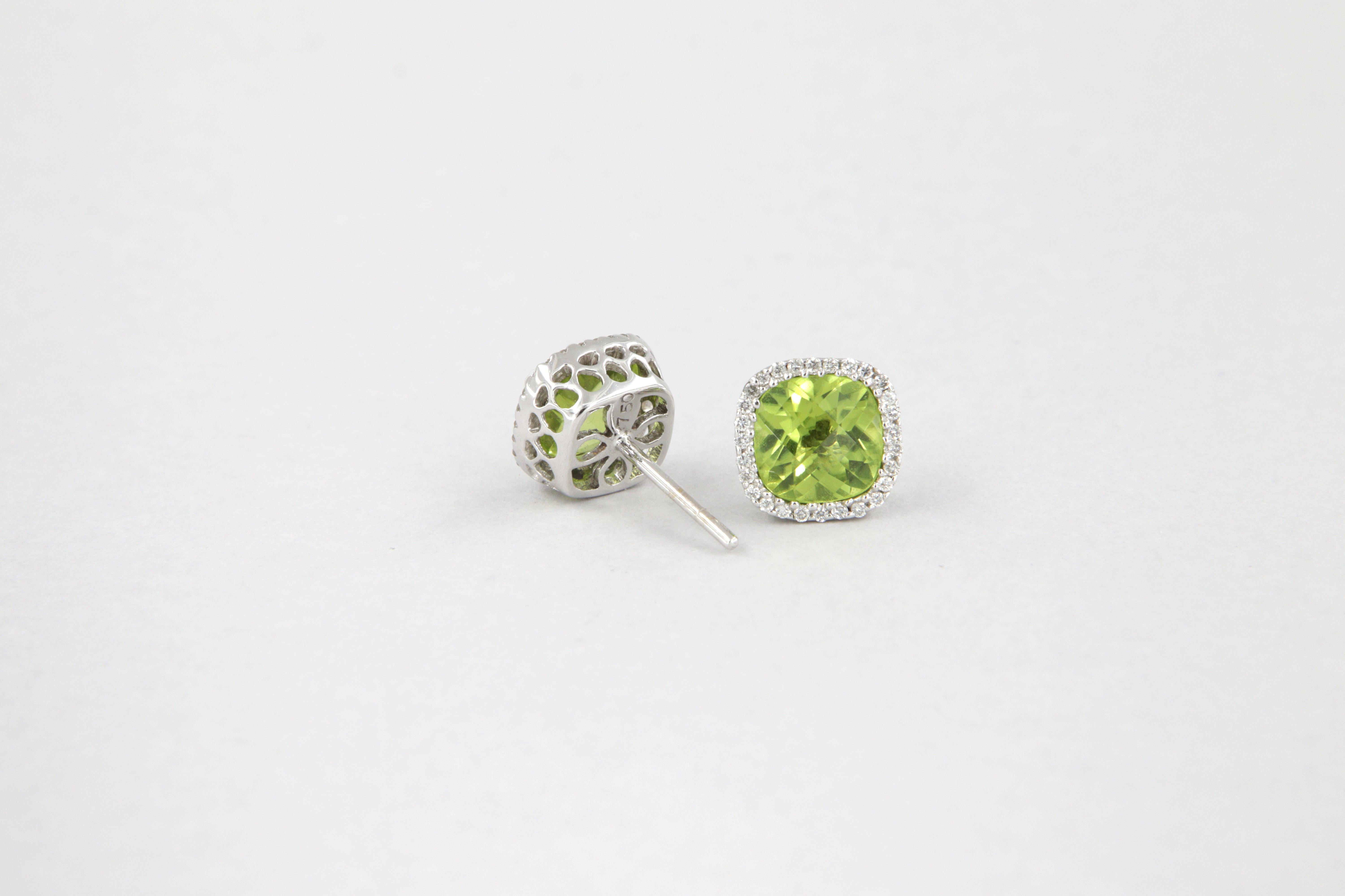 Orecchini halo con peridoti carati 3.10 e diamanti in oro bianco In New Condition For Sale In Perugia, IT