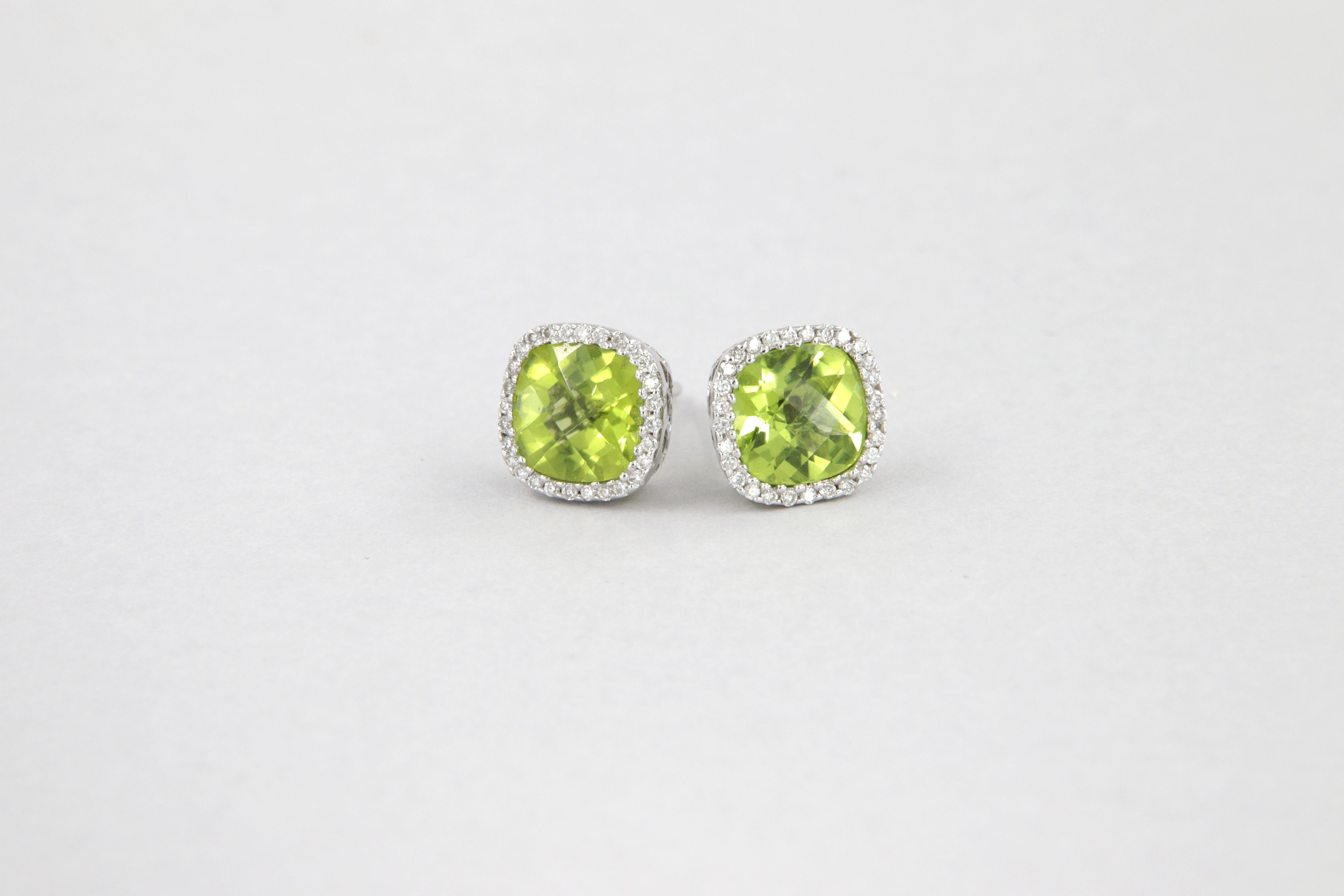 Women's or Men's Orecchini halo con peridoti carati 3.10 e diamanti in oro bianco For Sale