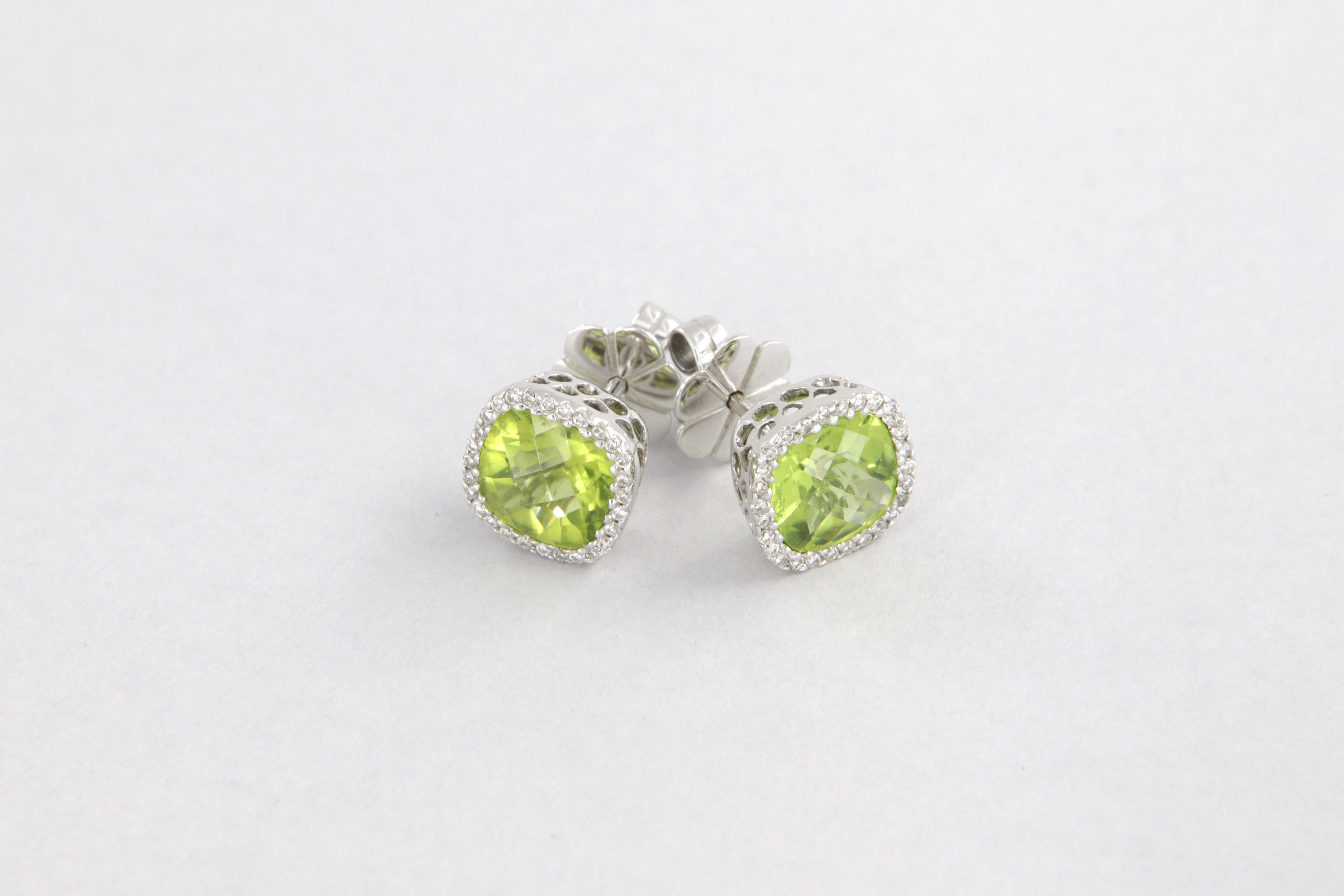 Orecchini halo con peridoti carati 3.10 e diamanti in oro bianco For Sale 1