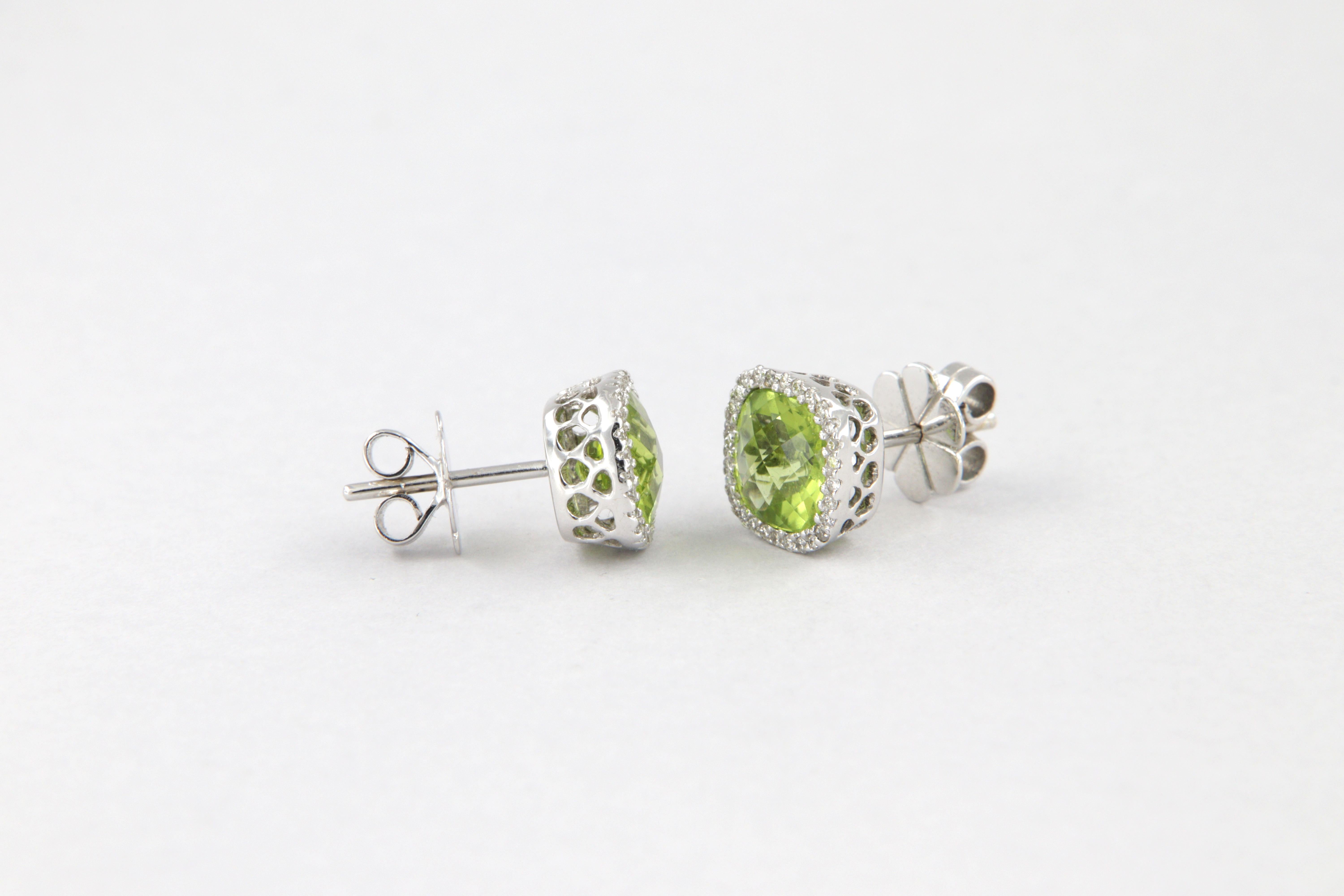 Orecchini halo con peridoti carati 3.10 e diamanti in oro bianco For Sale 2