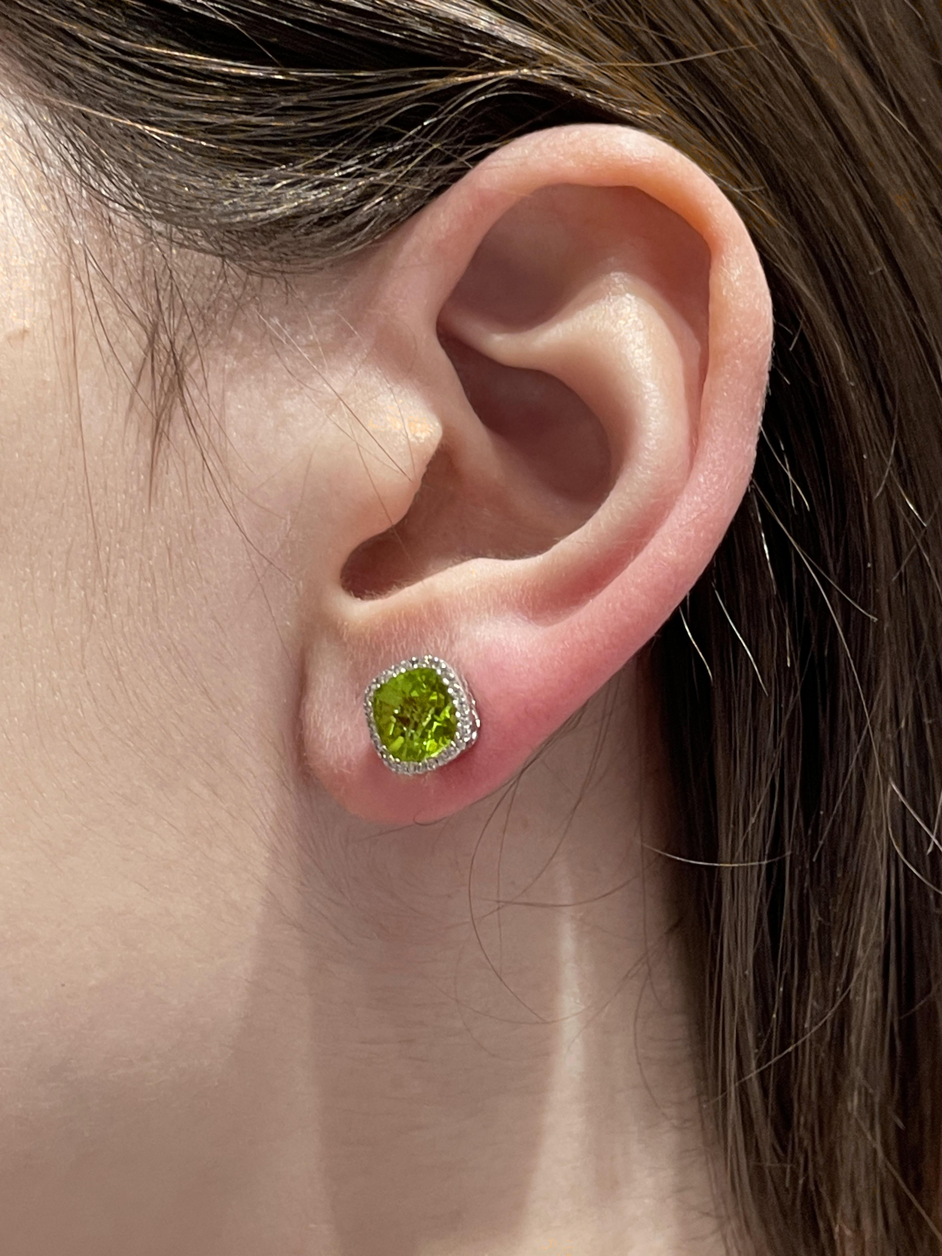 Orecchini halo con peridoti carati 3.10 e diamanti in oro bianco For Sale 3