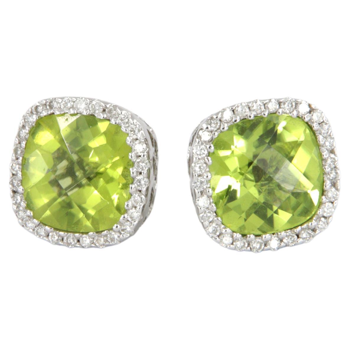 Orecchini halo con peridoti carati 3.10 e diamanti in oro bianco