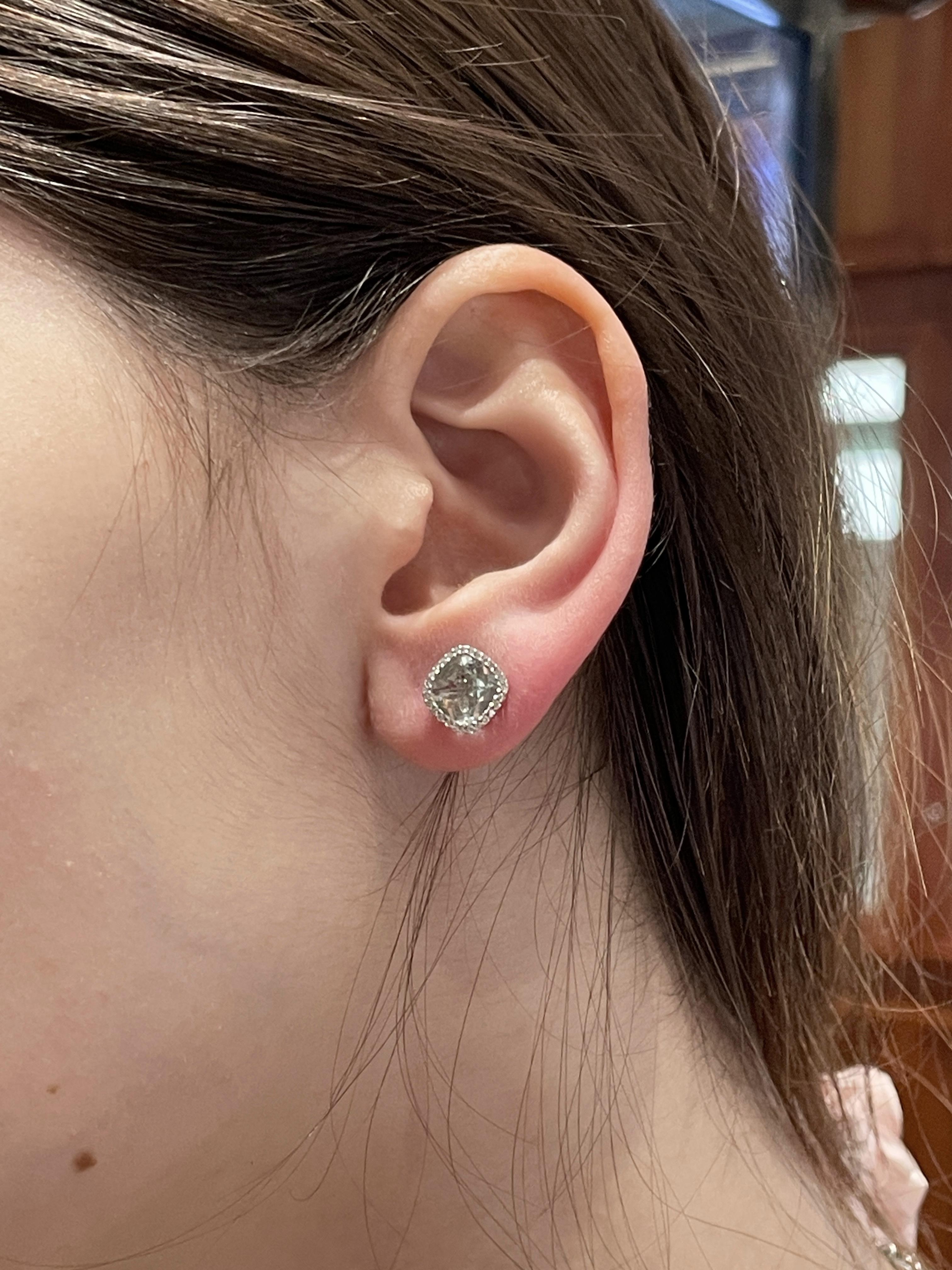 Halo earrings with light green quartz carat 2.22 and diamonds in white gold For Sale 3