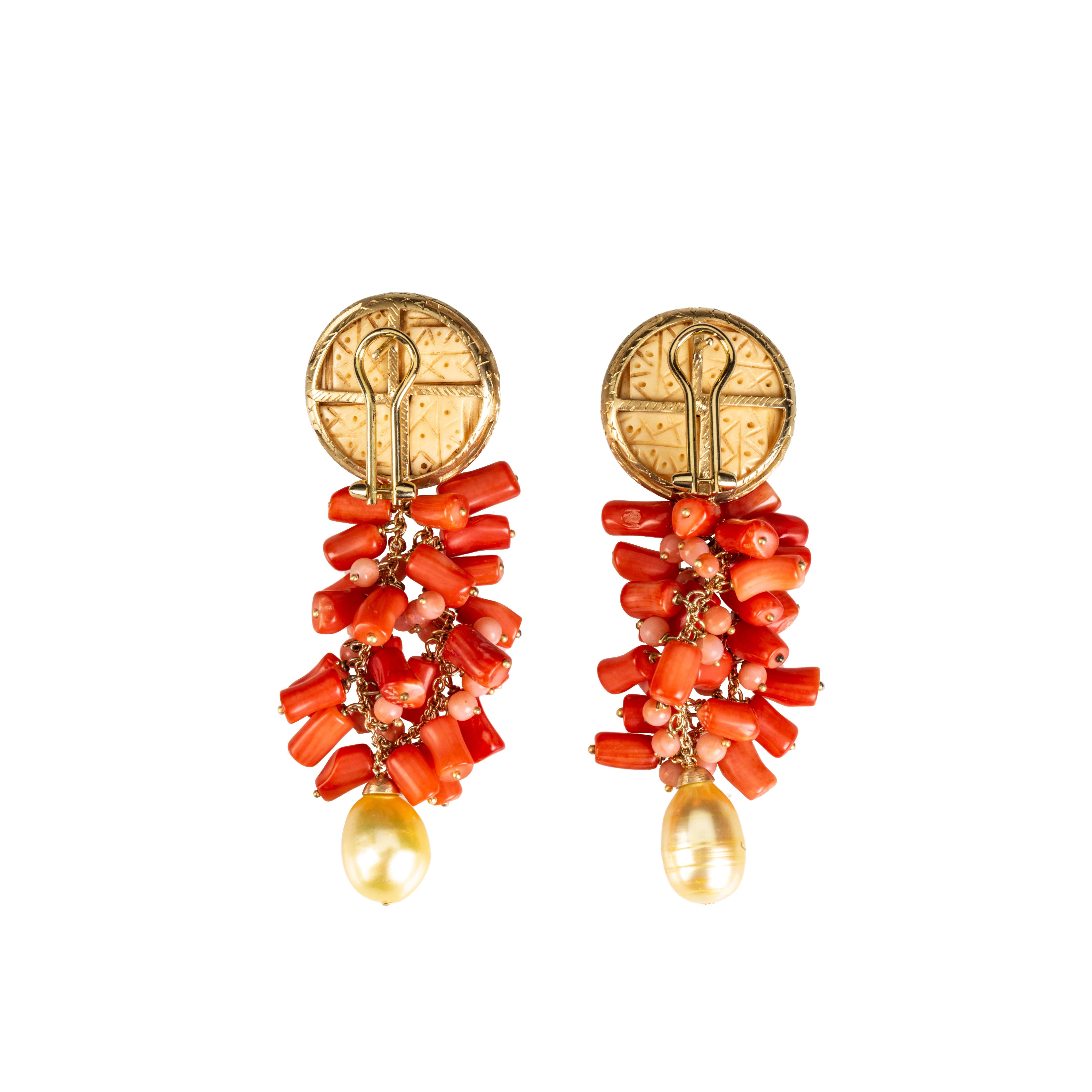 particolarisssimi orecchini con antico bottone tibetano, e grappoli di coralli sciacca arancio intenso a forma di goccia tremblant, perla naturale a pera goldd sul fondo.
misureranno 8cm sono molto leggeri e sono rilegati tutti in oro 18 k gr