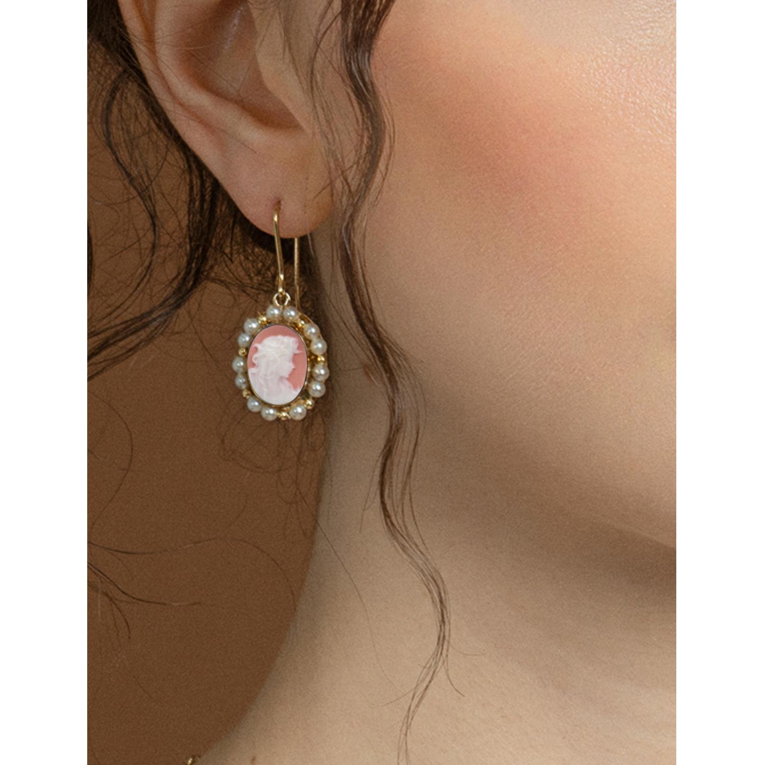 Réalisées en or 14 carats par des artisans italiens, ces élégantes boucles d'oreilles de la collection Little Lovelies de Vintouch présentent une paire de camées gravés à la main sur de la porcelaine de Capodimonte, représentant deux jeunes femmes