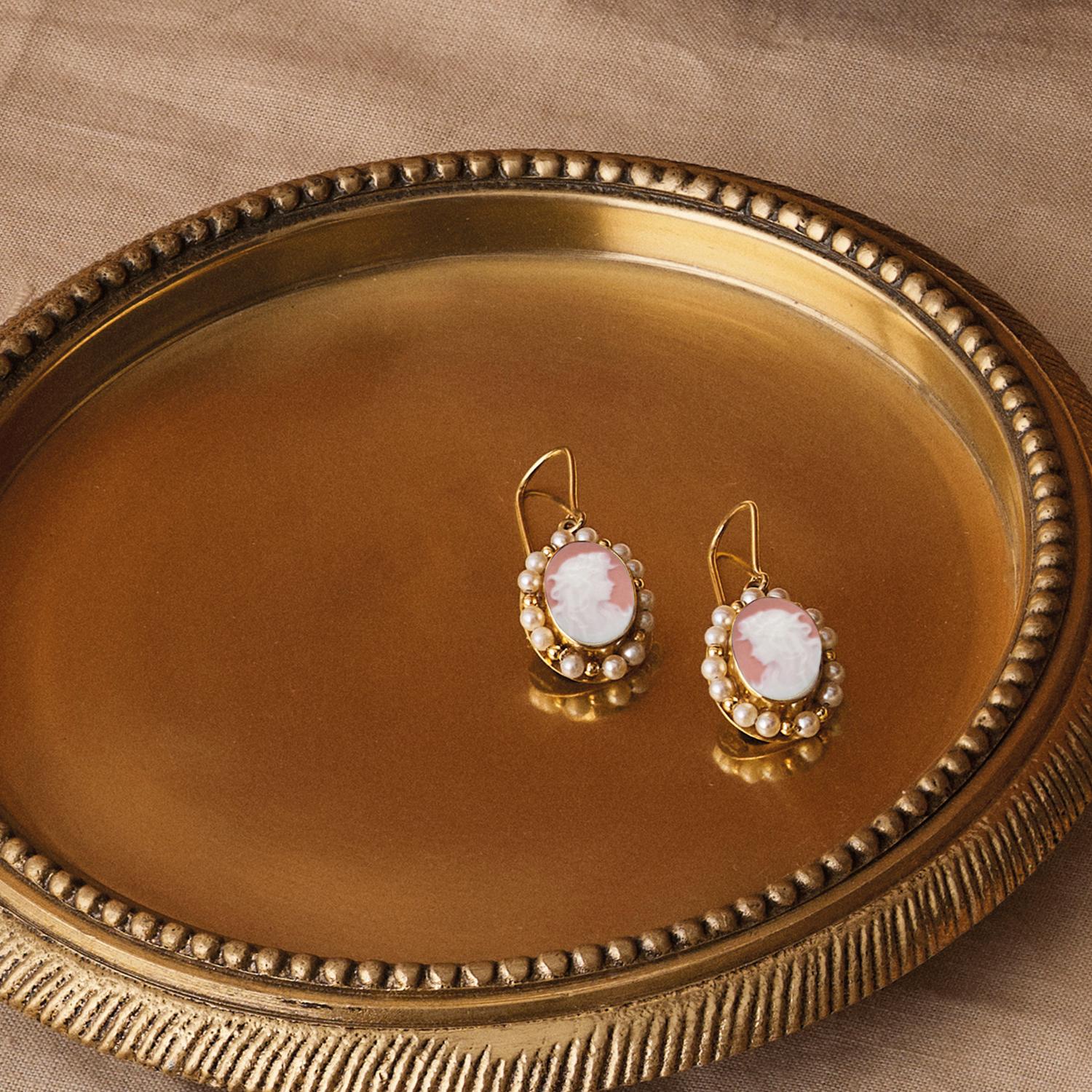 Round Cut 14 kt gold earrings with cameos and Little Lovelies pearls For Sale
