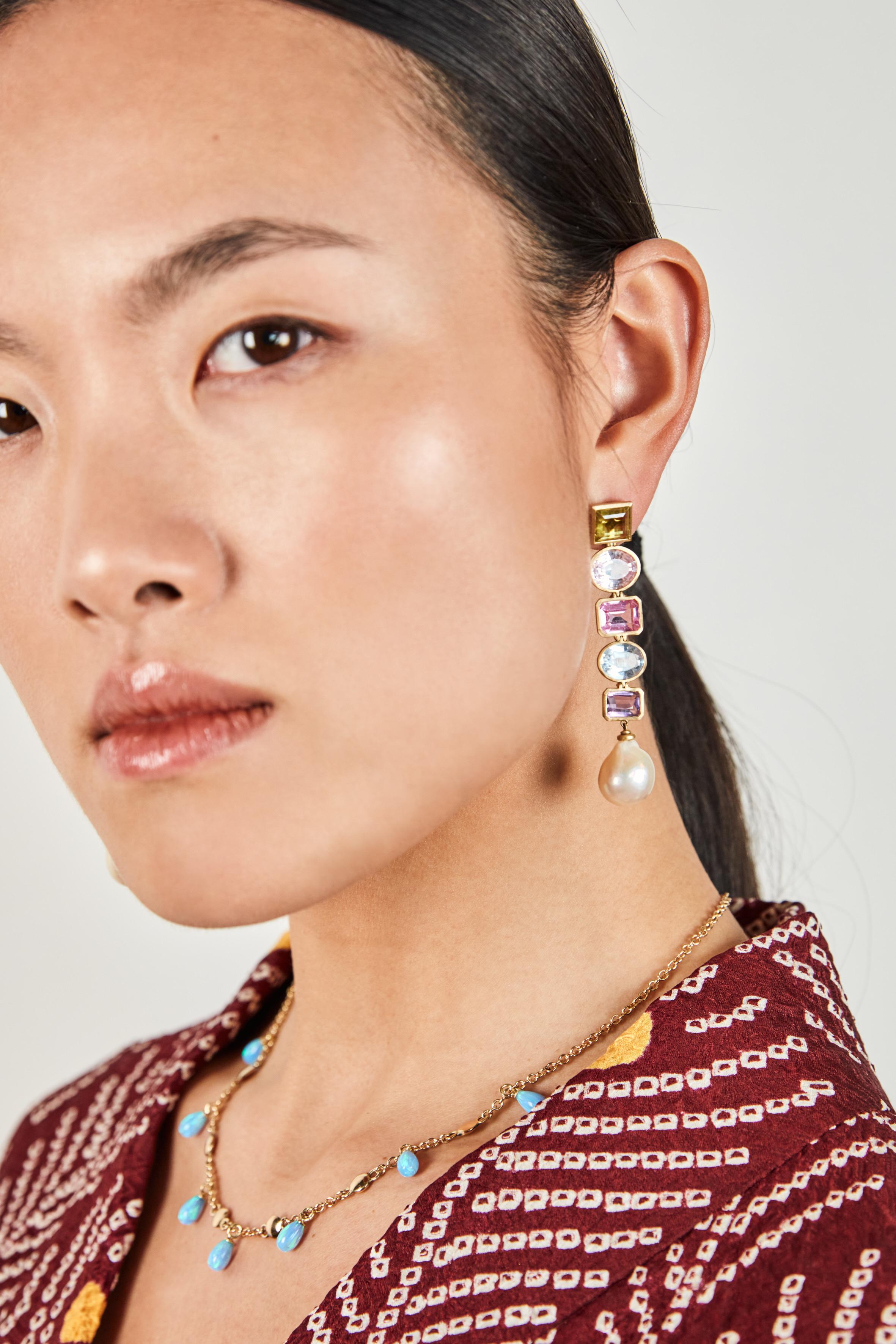 Pendientes de unos 8 cm de largo, con turmalinas de diferentes colores y  diferentes cortes aguamarina, citrino amarillo, amatista ,  rosa, verde,   perla natural  forma de pera, oro amarillo 18k gr 18.4.
Pieza única hecha a mano en Italia,  los