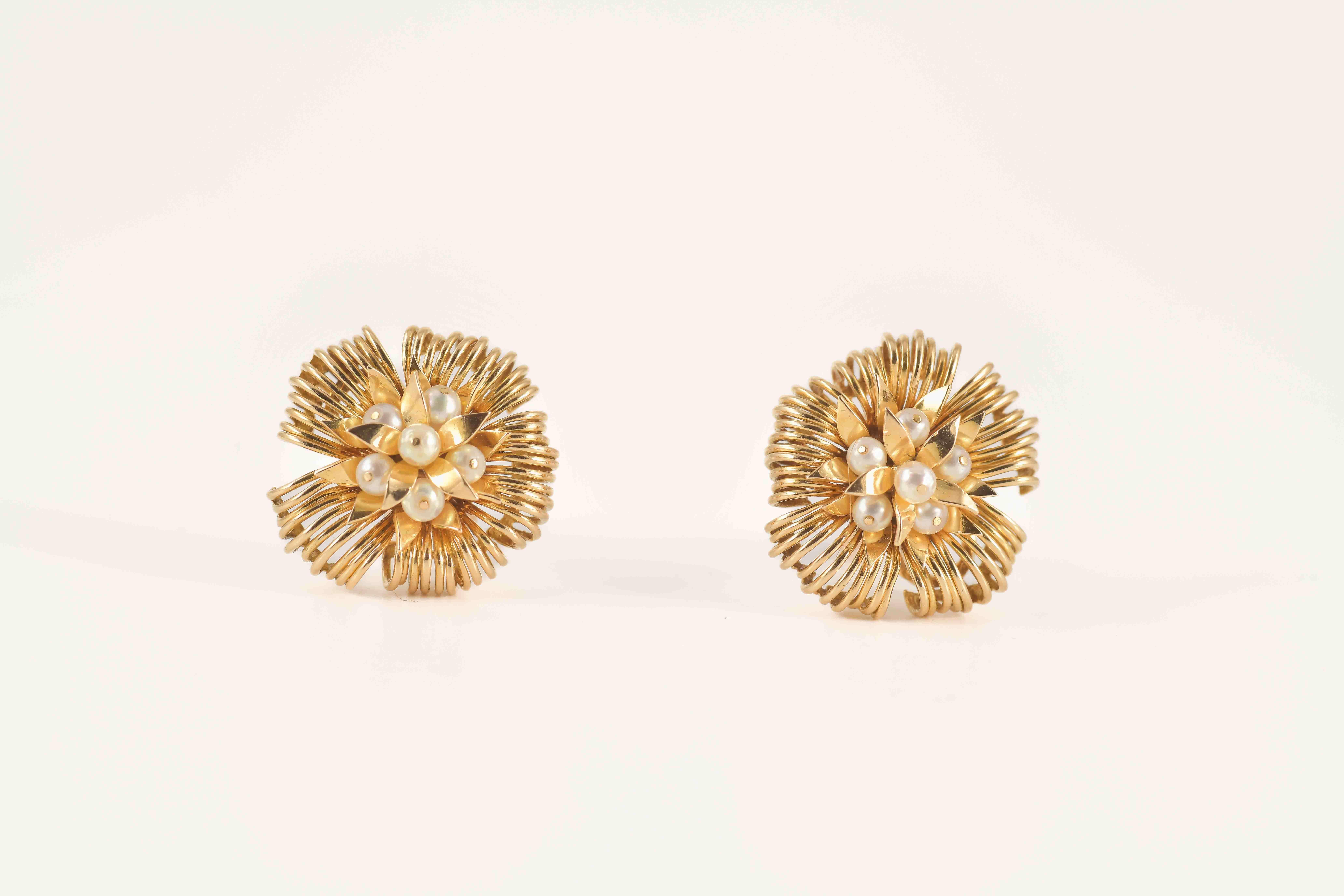 Par de pendientes de oro amarillo de 18 quilates (750/1000), cada uno con un broche de lóbulo floral decorado en el centro con un pistilo de pequeñas perlas cultivadas. El peso combinado de los 2 objetos es de 22,08 g.. A continuación se describen