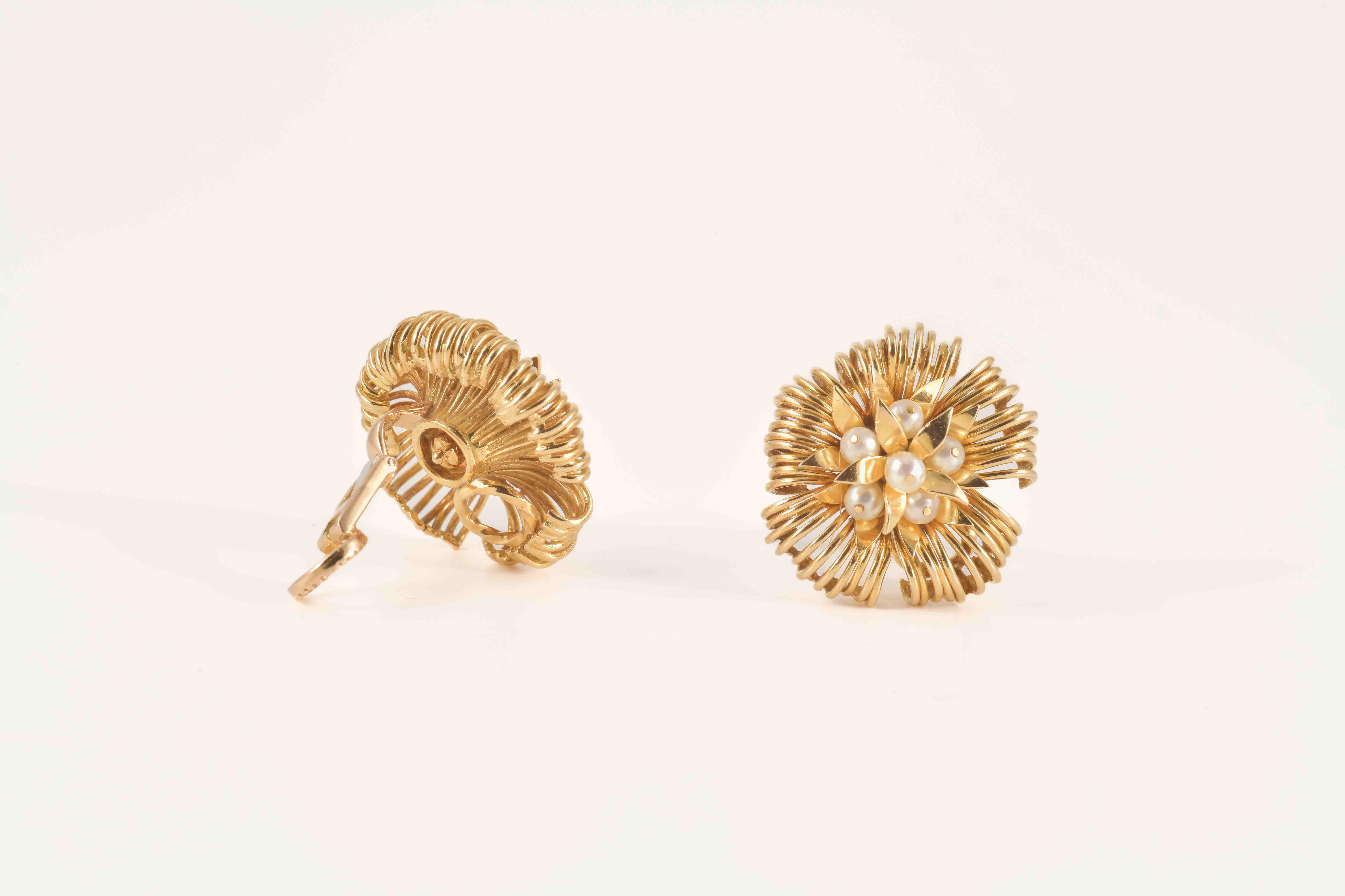 Pendientes florales de oro con microperlas cultivadas Oval Cut en venta