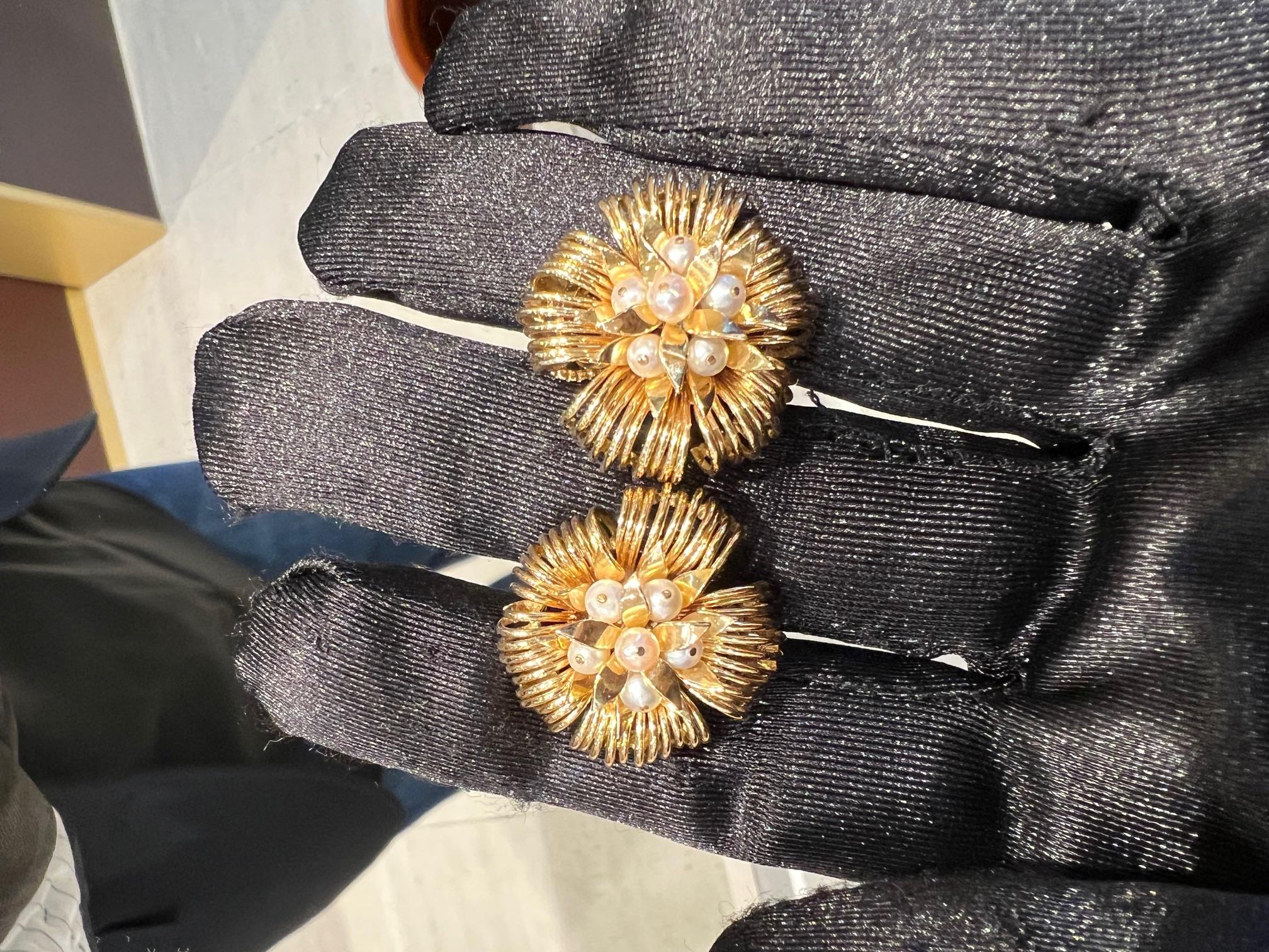 Pendientes florales de oro con microperlas cultivadas en Excelente estado para la venta en Bologna, IT