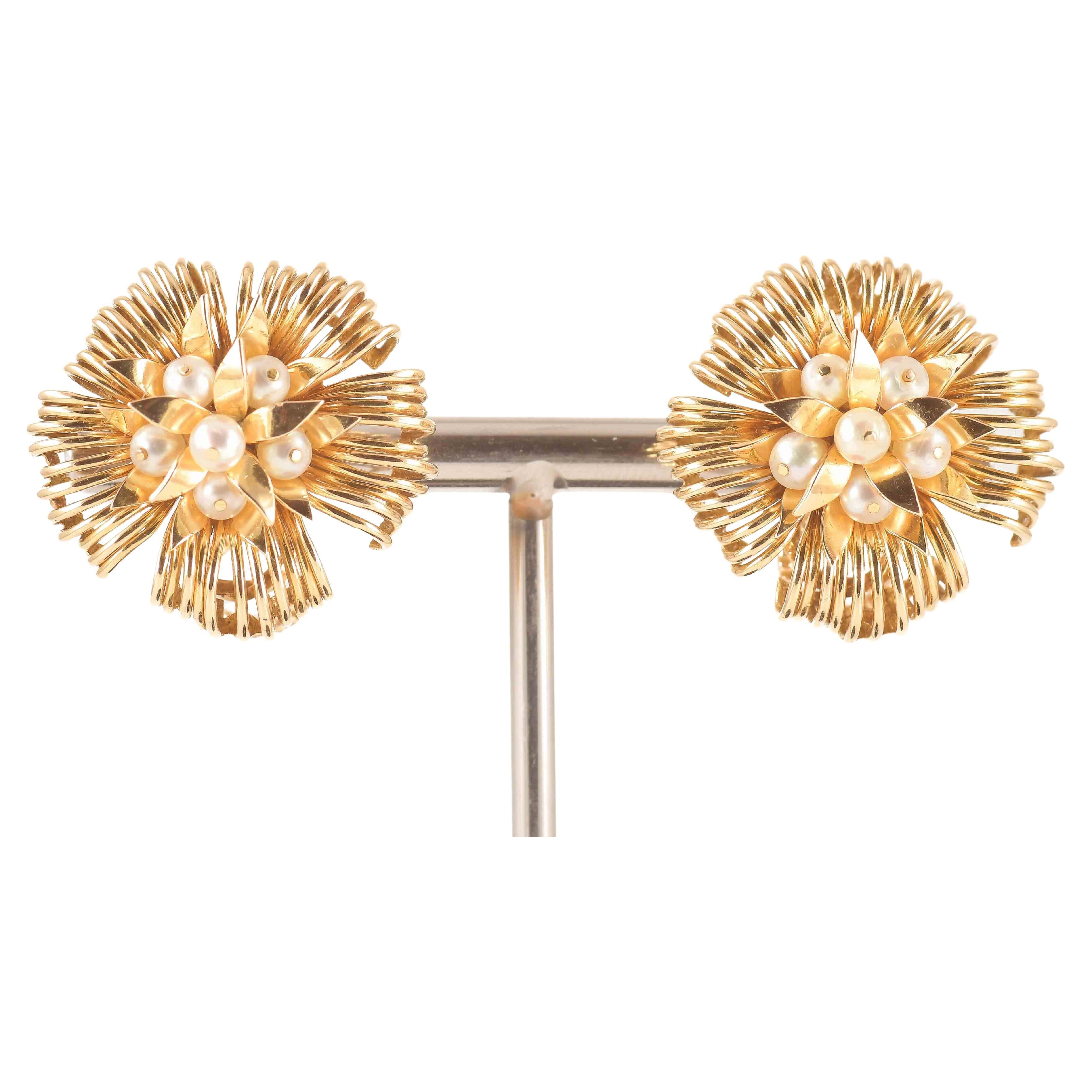 Pendientes florales de oro con microperlas cultivadas en venta