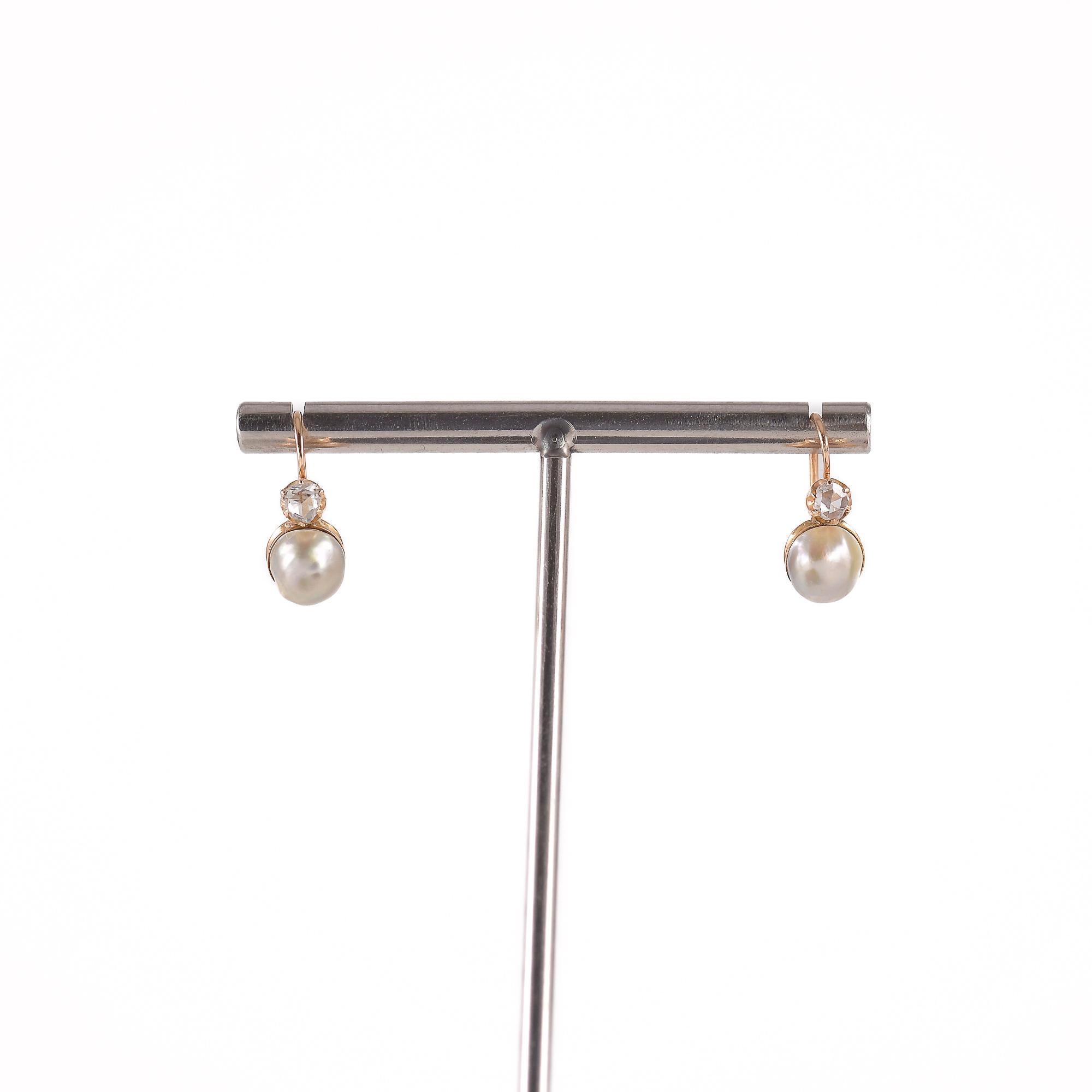 Boucles d'oreilles religieuses en or avec perles d'aquadolce  et diamants taillés en rose en vente 4
