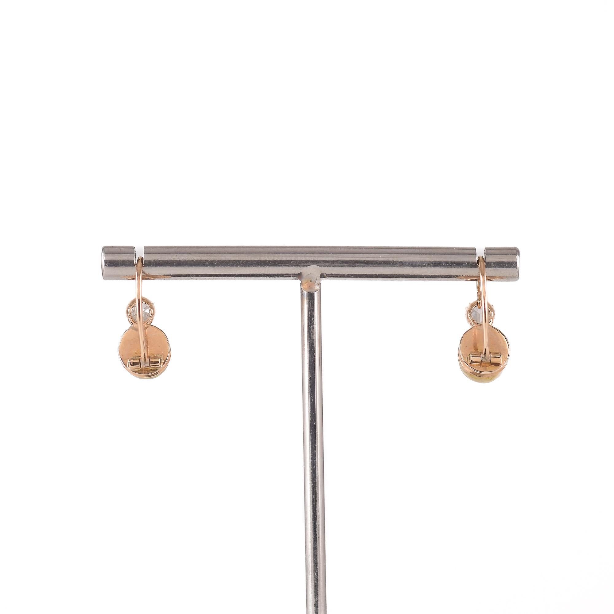 ANALYSE GEMMOLOGIQUE
Paire de boucles d'oreilles en or rose 18k 750/1000 avec fermoir, comprenant deux perles de culture d'eau douce et deux diamants naturels taillés en rose.
poids total grammes 3.0
2 PERLES NATURELLES
Description : Perles de
