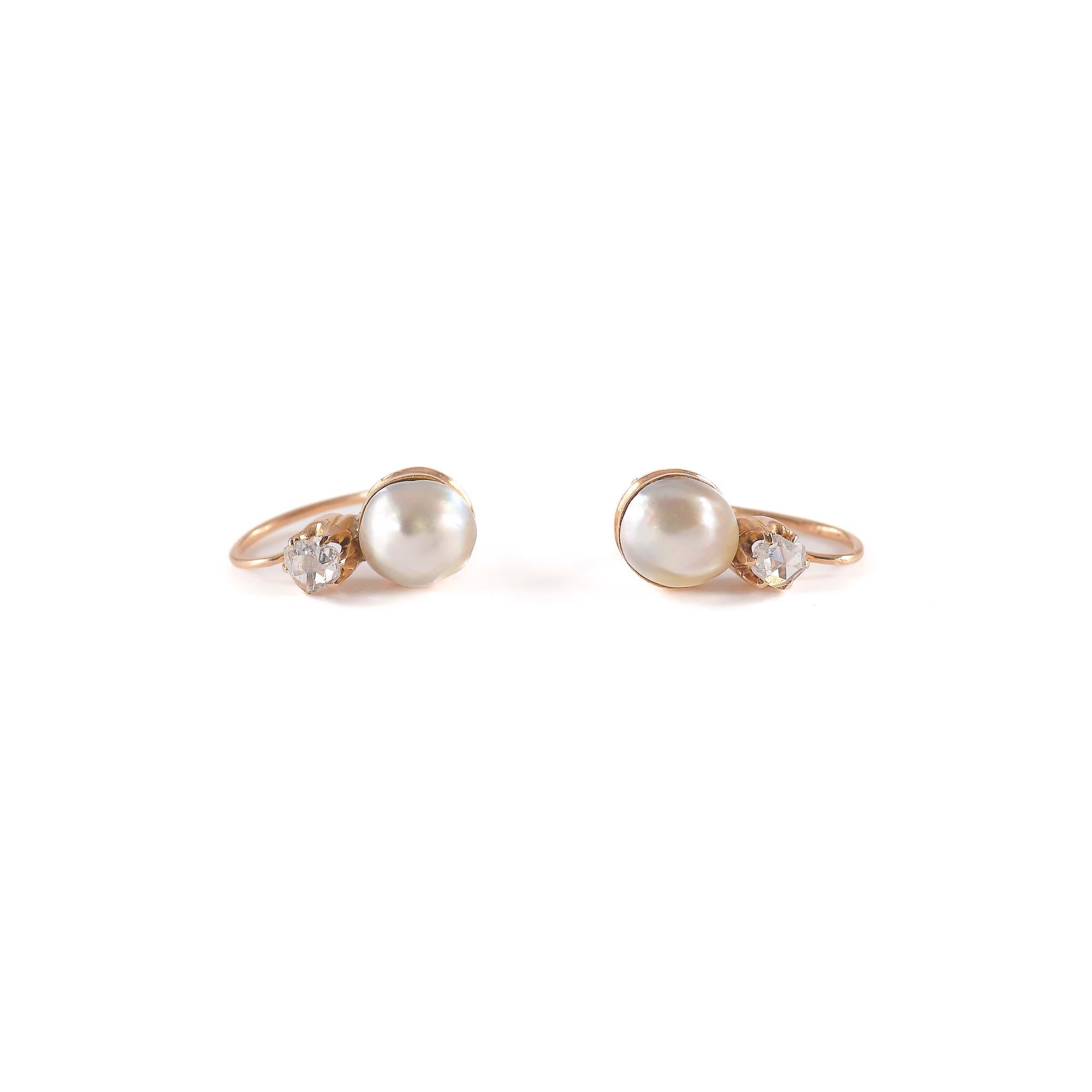 Néoclassique Boucles d'oreilles religieuses en or avec perles d'aquadolce  et diamants taillés en rose en vente