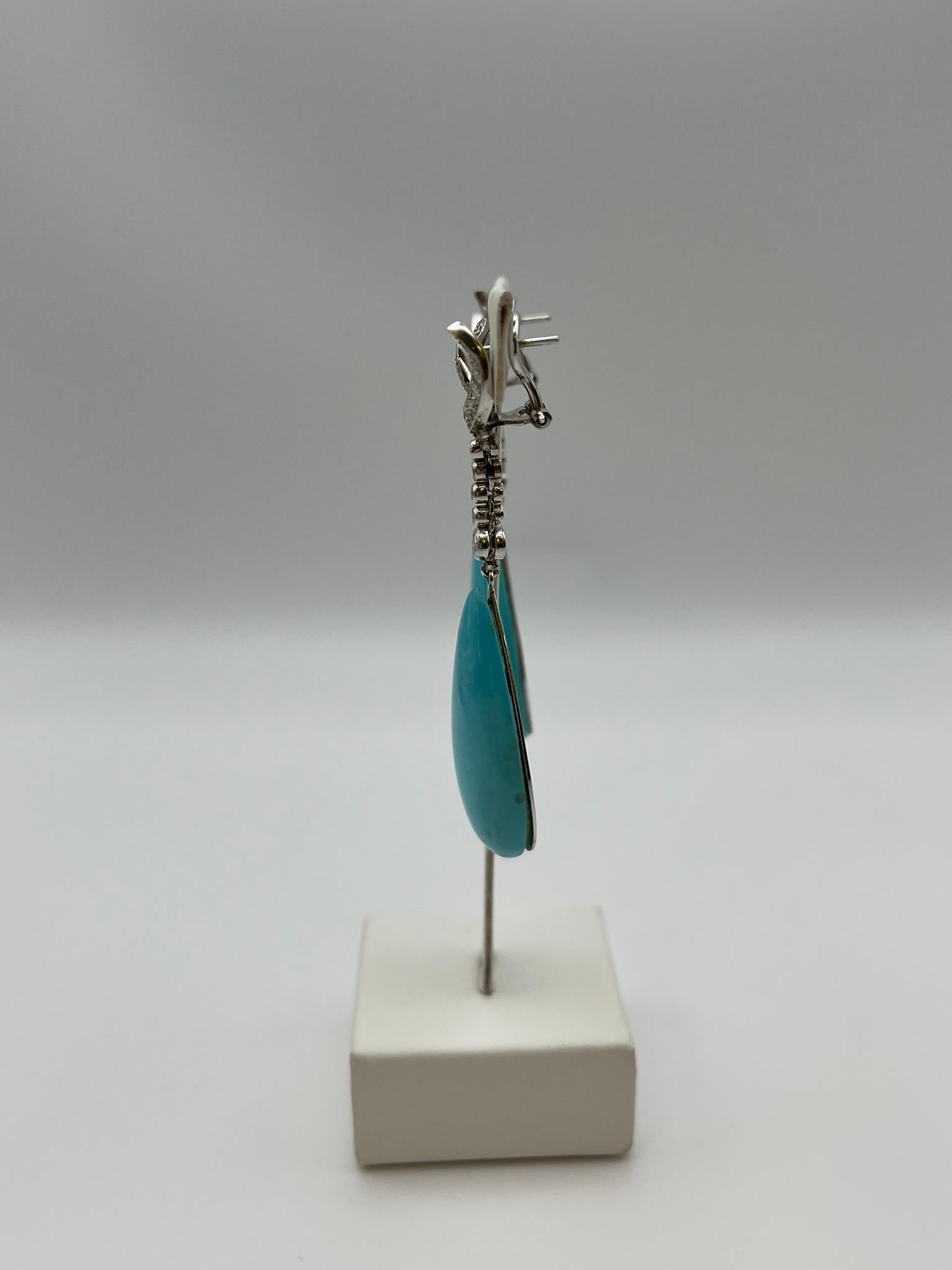 Pezzi unici: orecchini in oro bianco 18 kt. 750/00 con diamanti naturali taglio a brillante con un peso totale di cr. 0,75 e pendenti di turchese naturale tagliato a goccia. L'elegante chiusura a clip rende gli orecchini confortevoli e facili da