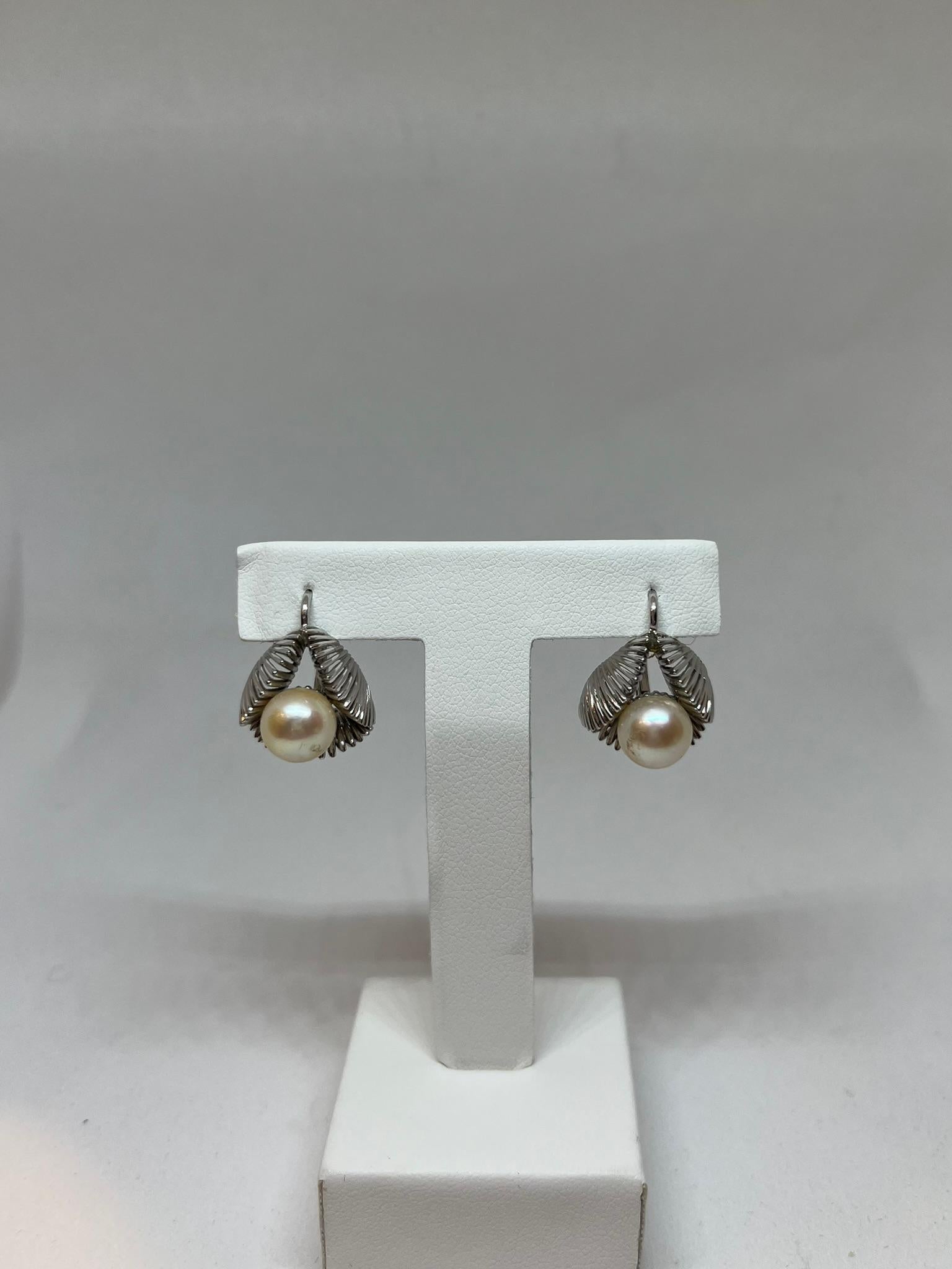Boucles d'oreilles vintage uniques en or blanc 18 carats avec une perle d'Akoya (japonaise) au centre. La fabrication artisanale de ces boucles d'oreilles les rend uniques et très élégantes, et met également en valeur la perle, sertie au centre de