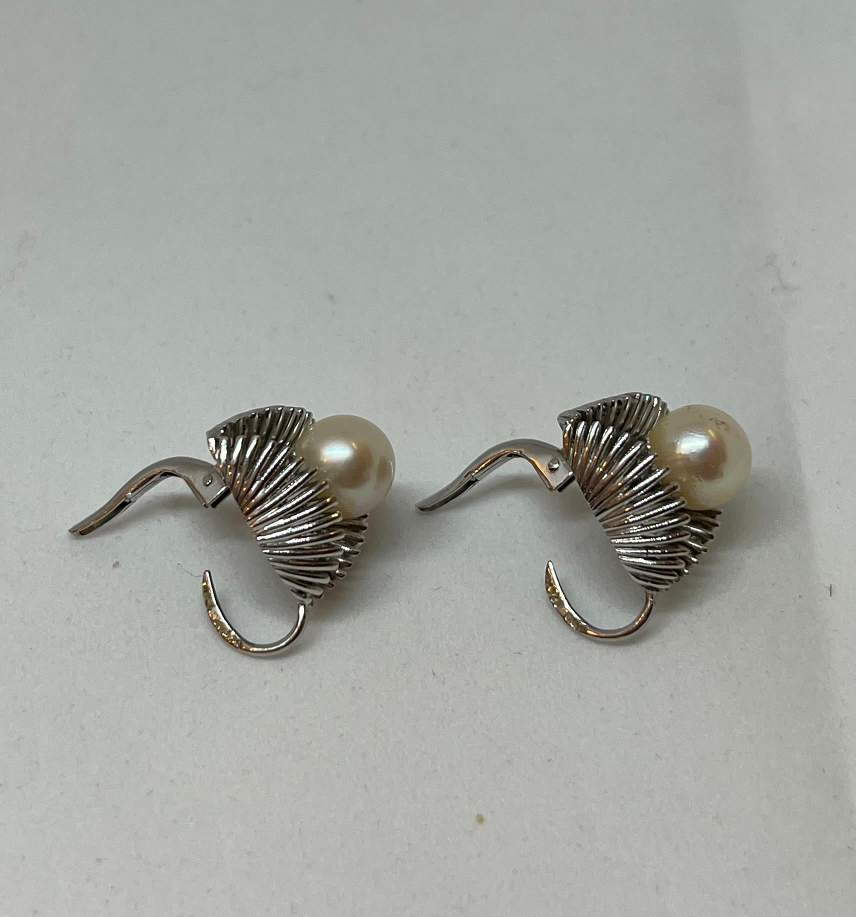 Boucles d'oreilles en or blanc 18 carats avec perles d'Akoya Pour femmes en vente