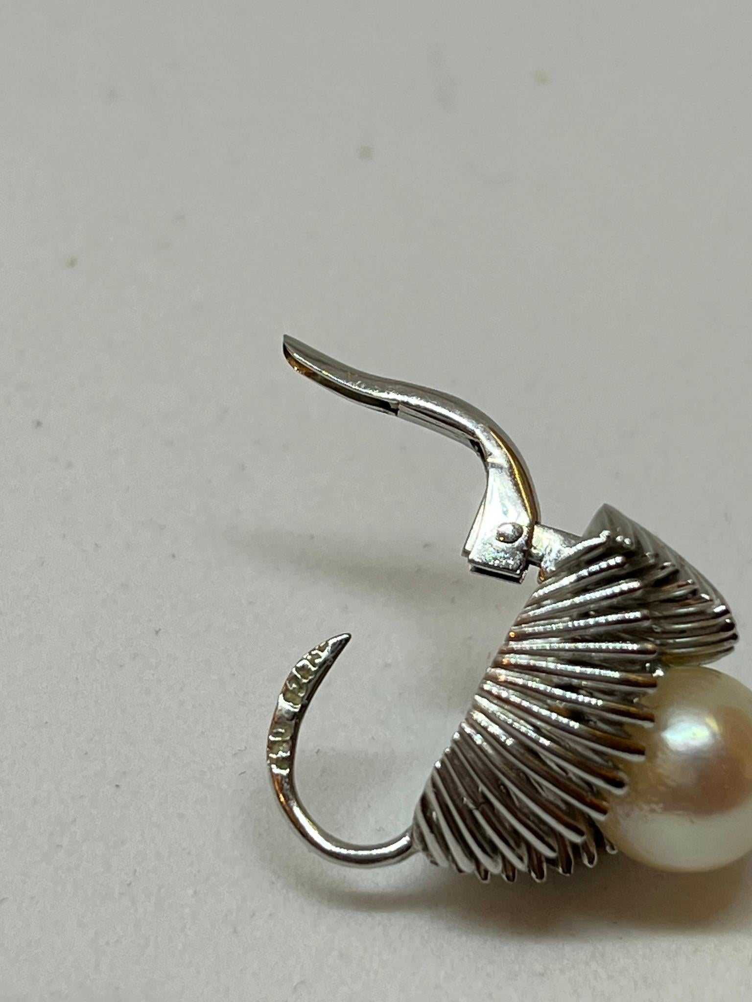 Boucles d'oreilles en or blanc 18 carats avec perles d'Akoya en vente 1