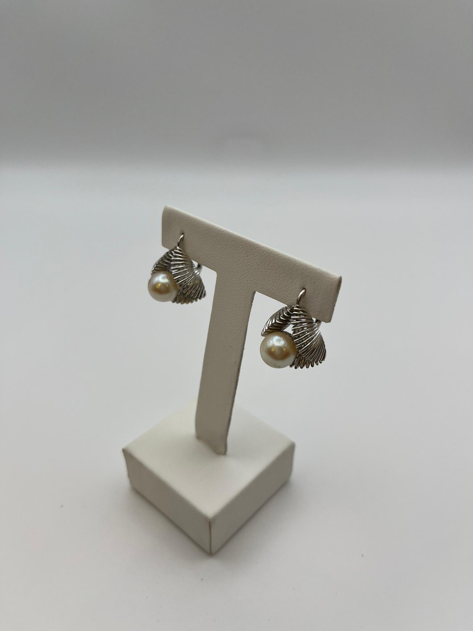 Boucles d'oreilles en or blanc 18 carats avec perles d'Akoya en vente 1