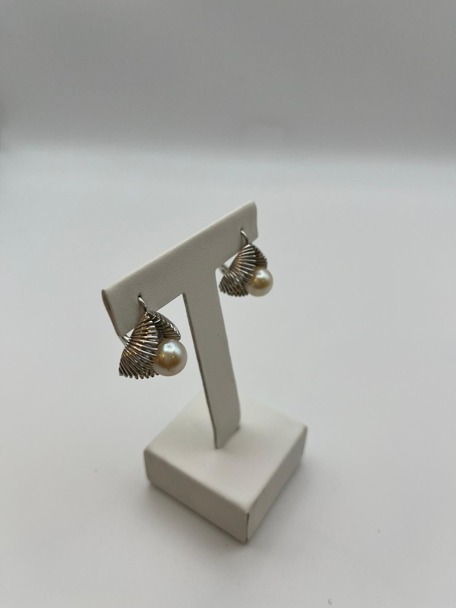 Boucles d'oreilles en or blanc 18 carats avec perles d'Akoya en vente 2