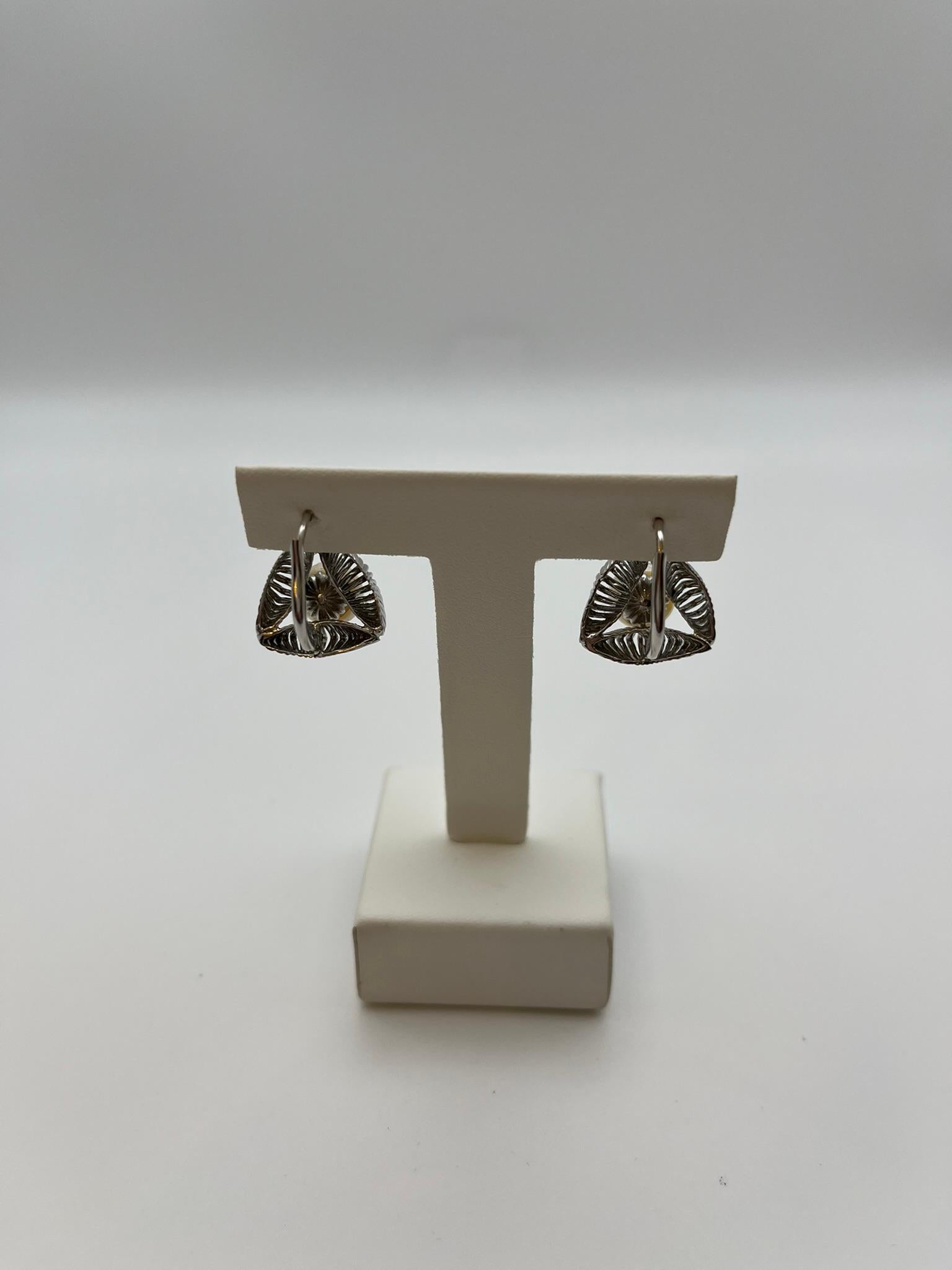 Boucles d'oreilles en or blanc 18 carats avec perles d'Akoya en vente 3