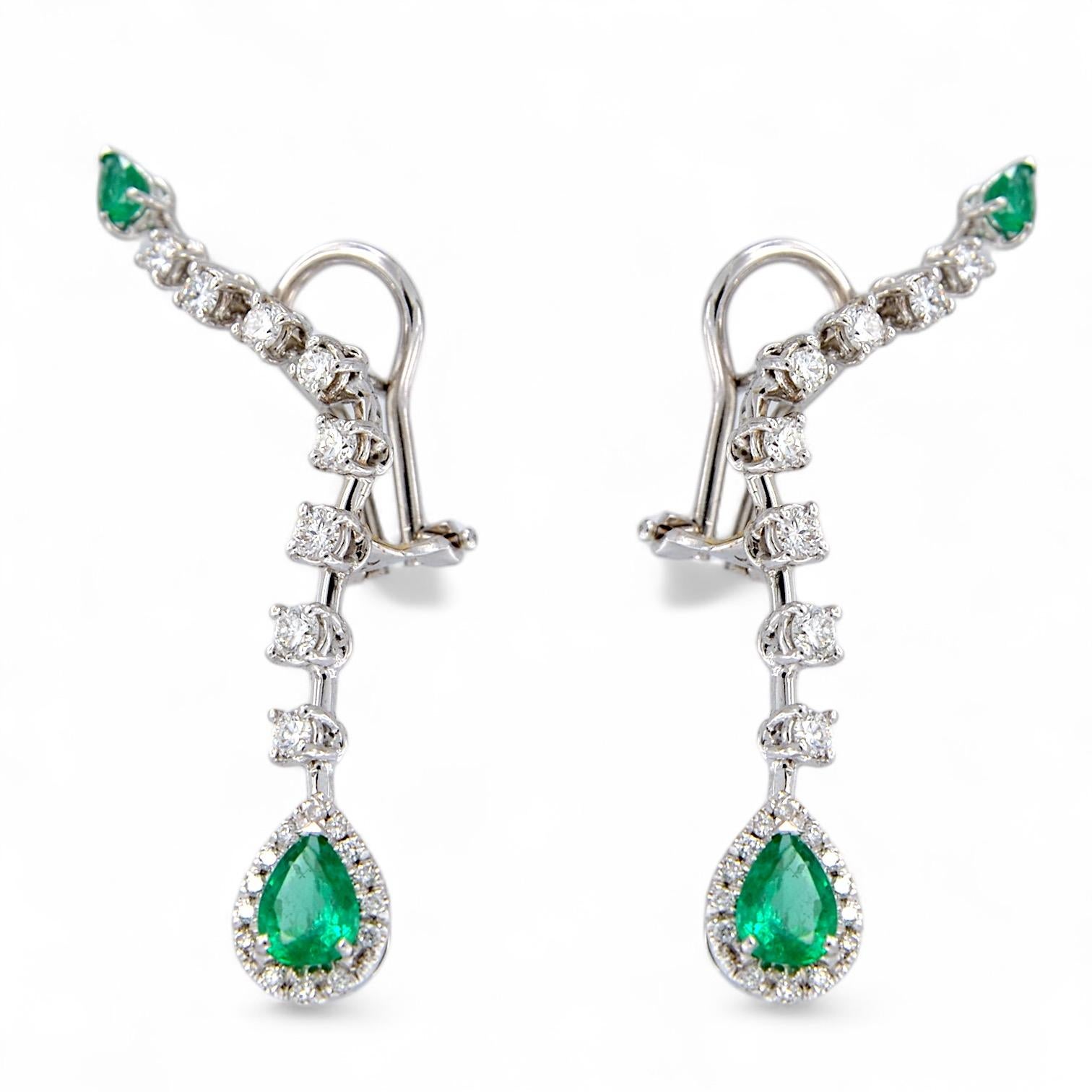 Boucles d'oreilles pendantes en or blanc 18kt avec émeraudes et diamants

Ces extraordinaires boucles d'oreilles pendantes, réalisées en or blanc 18 carats, incarnent la fusion parfaite de l'élégance et de l'artisanat. Leur design unique combine des
